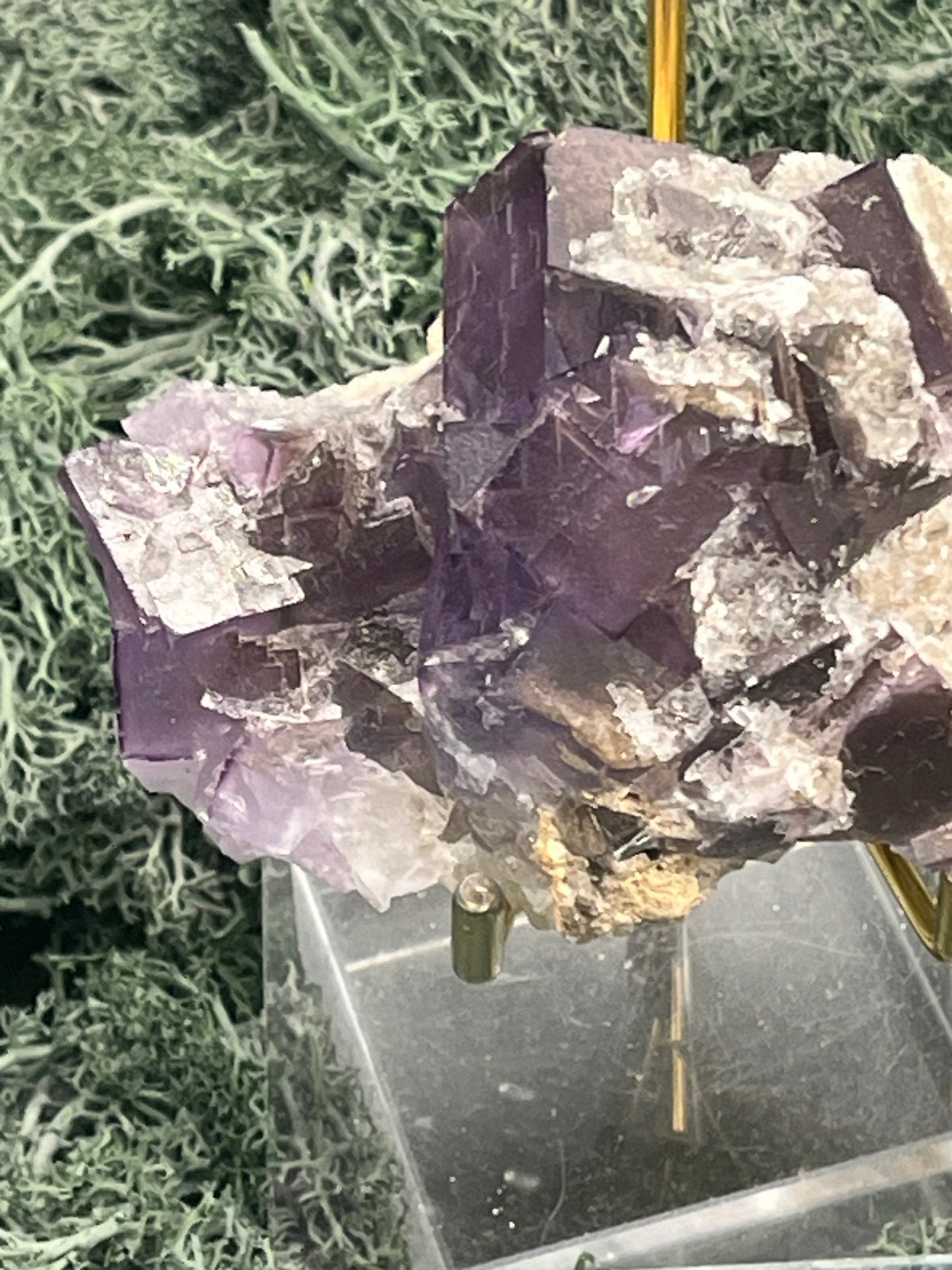 Violetter Fluorit aus Mexiko mit weissen Quarz Anlagerungen (252g) - Handstufe mit sehr grossen und dunklen Fluoritwürfeln - crystal paradise