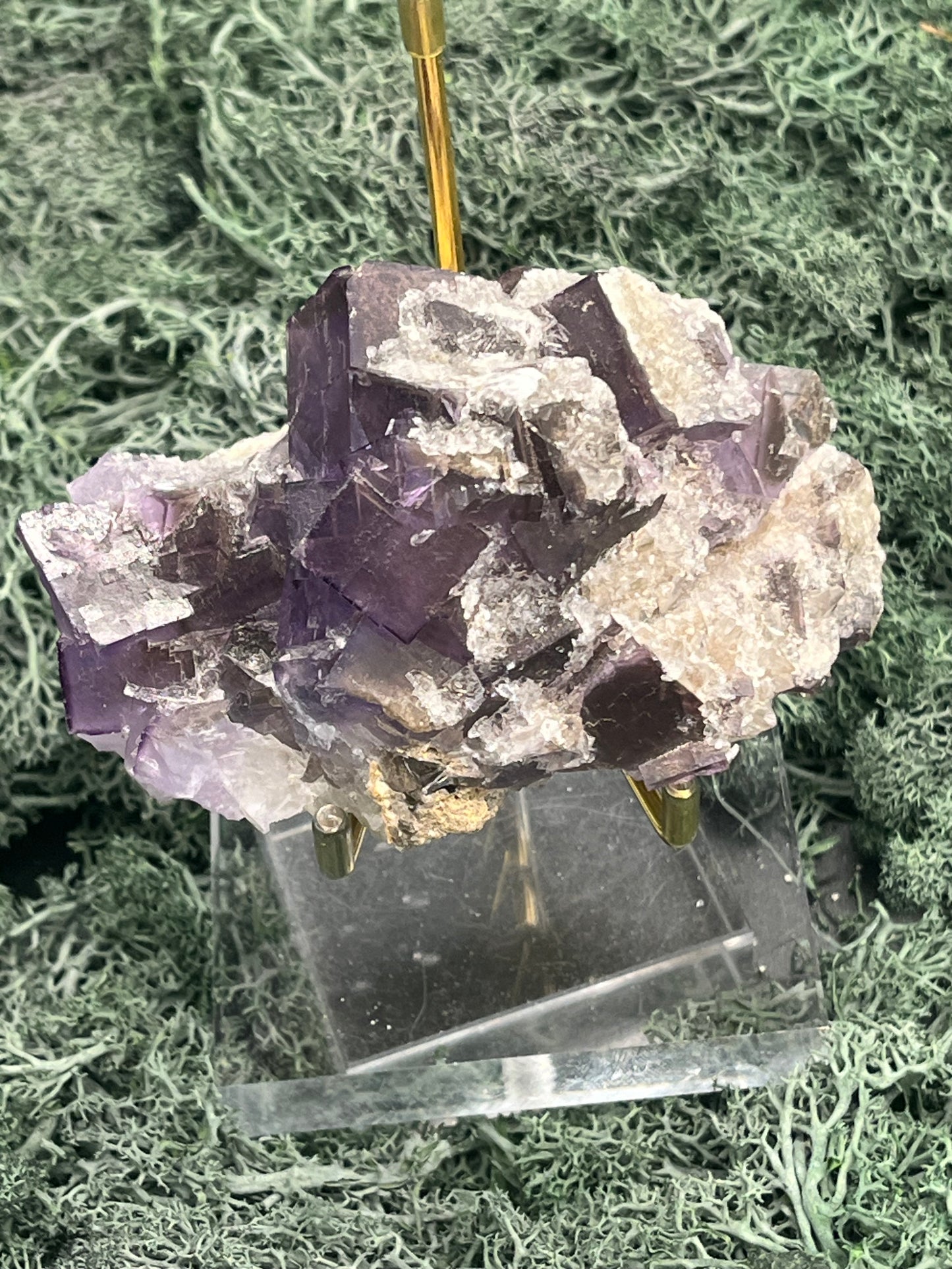 Violetter Fluorit aus Mexiko mit weissen Quarz Anlagerungen (252g) - Handstufe mit sehr grossen und dunklen Fluoritwürfeln - crystal paradise