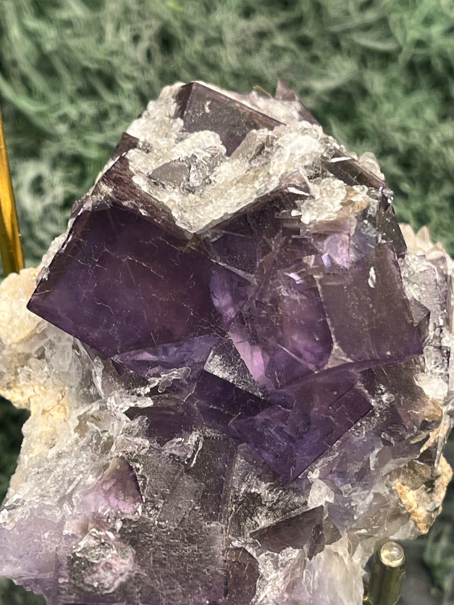 Violetter Fluorit aus Mexiko mit weissen Quarz Anlagerungen (252g) - Handstufe mit sehr grossen und dunklen Fluoritwürfeln - crystal paradise