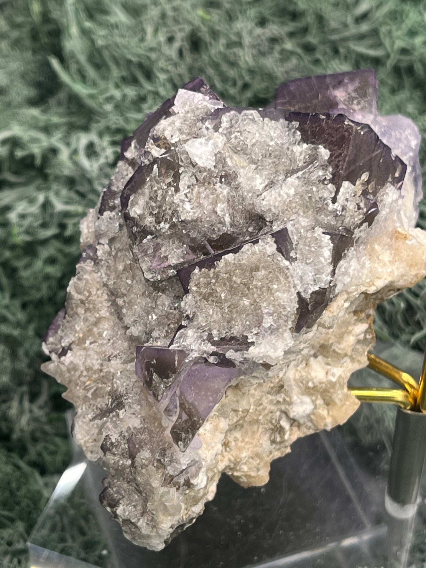 Violetter Fluorit aus Mexiko mit weissen Quarz Anlagerungen (252g) - Handstufe mit sehr grossen und dunklen Fluoritwürfeln - crystal paradise