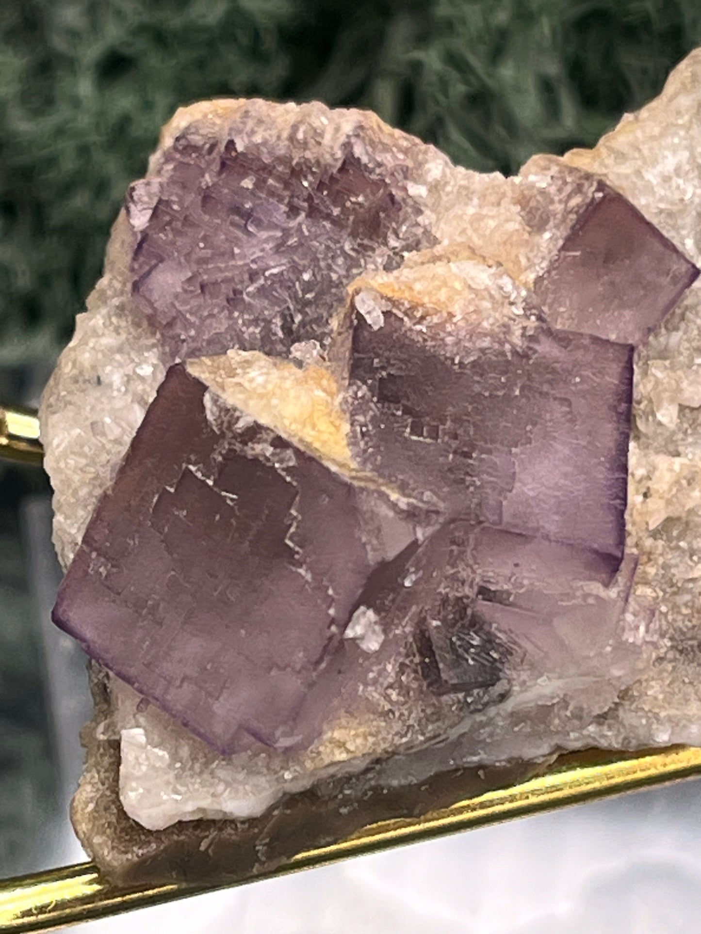 Violetter Fluorit aus Mexiko mit weissen Quarzanlagerungen (24g) - Stufe mit grossen Fluoritwürfeln - crystal paradise