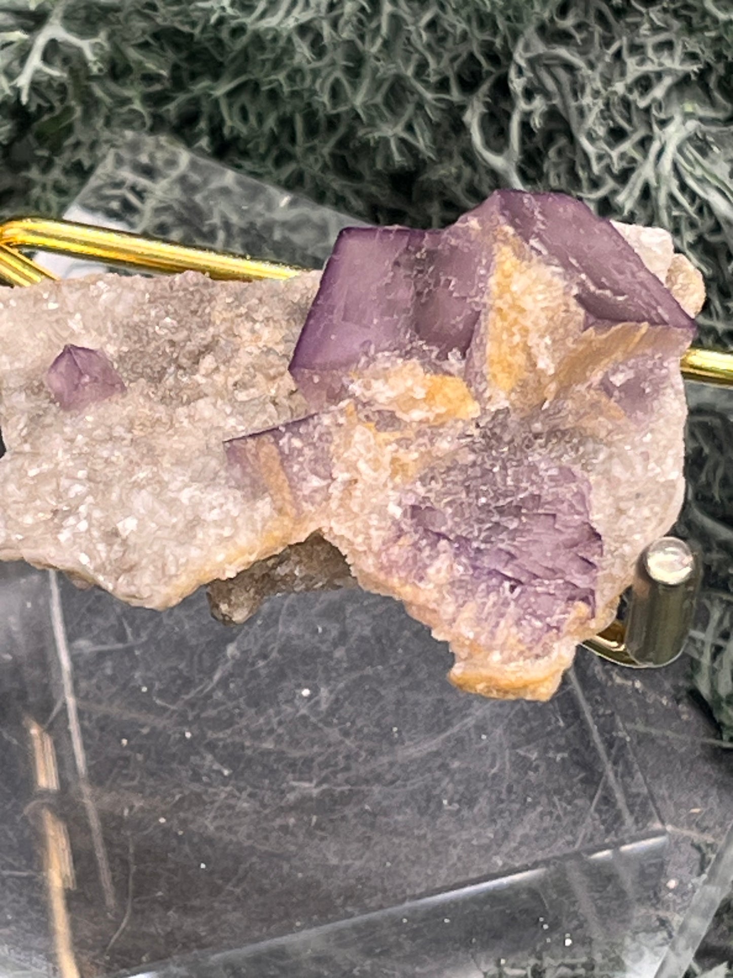 Violetter Fluorit aus Mexiko mit weissen Quarzanlagerungen (24g) - Stufe mit grossen Fluoritwürfeln - crystal paradise