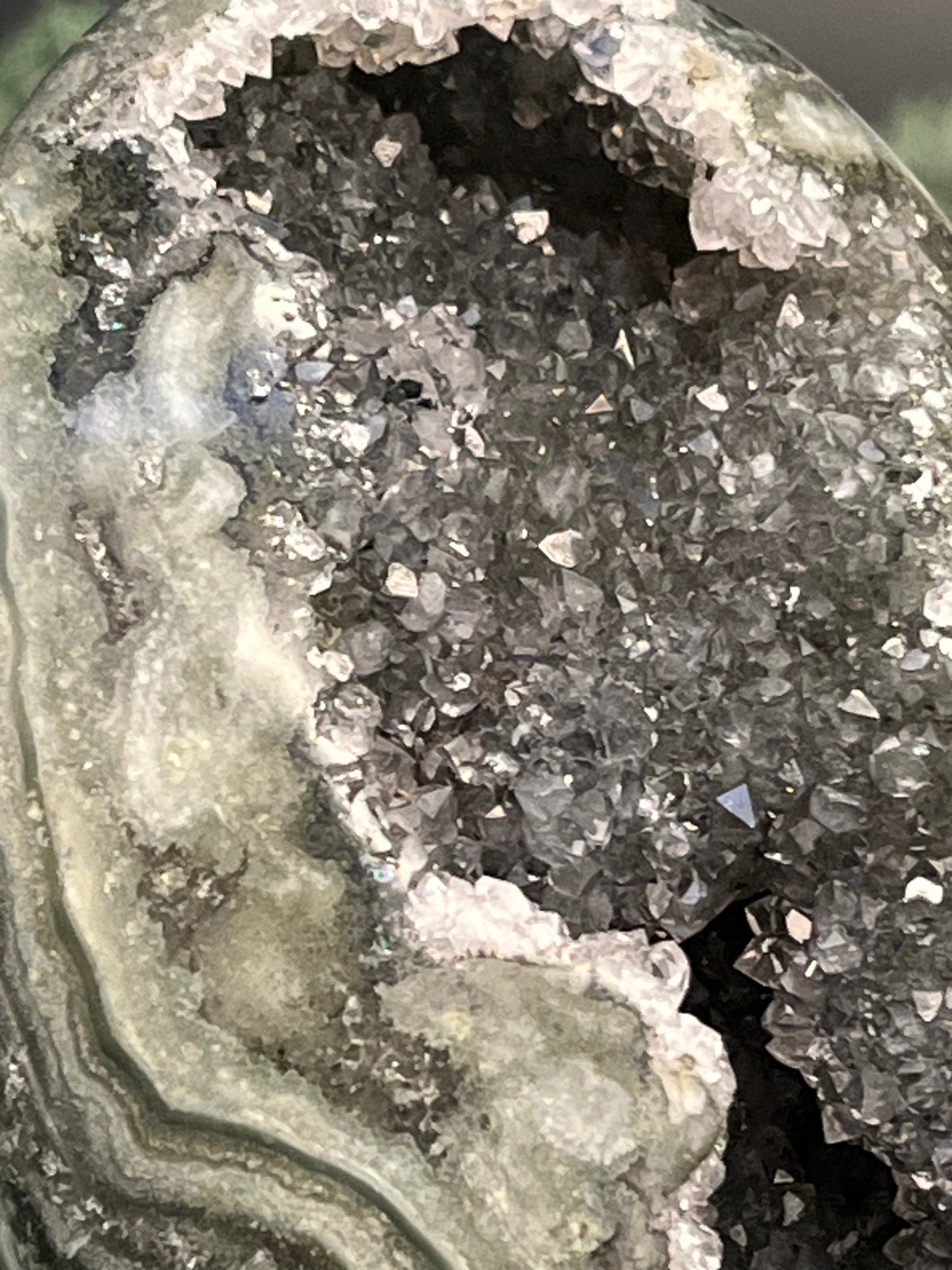 Achatisierter Amethyst Druse aus Uruguay (932g) - wunderschöne Achatisierungen und Druzys - crystal paradise