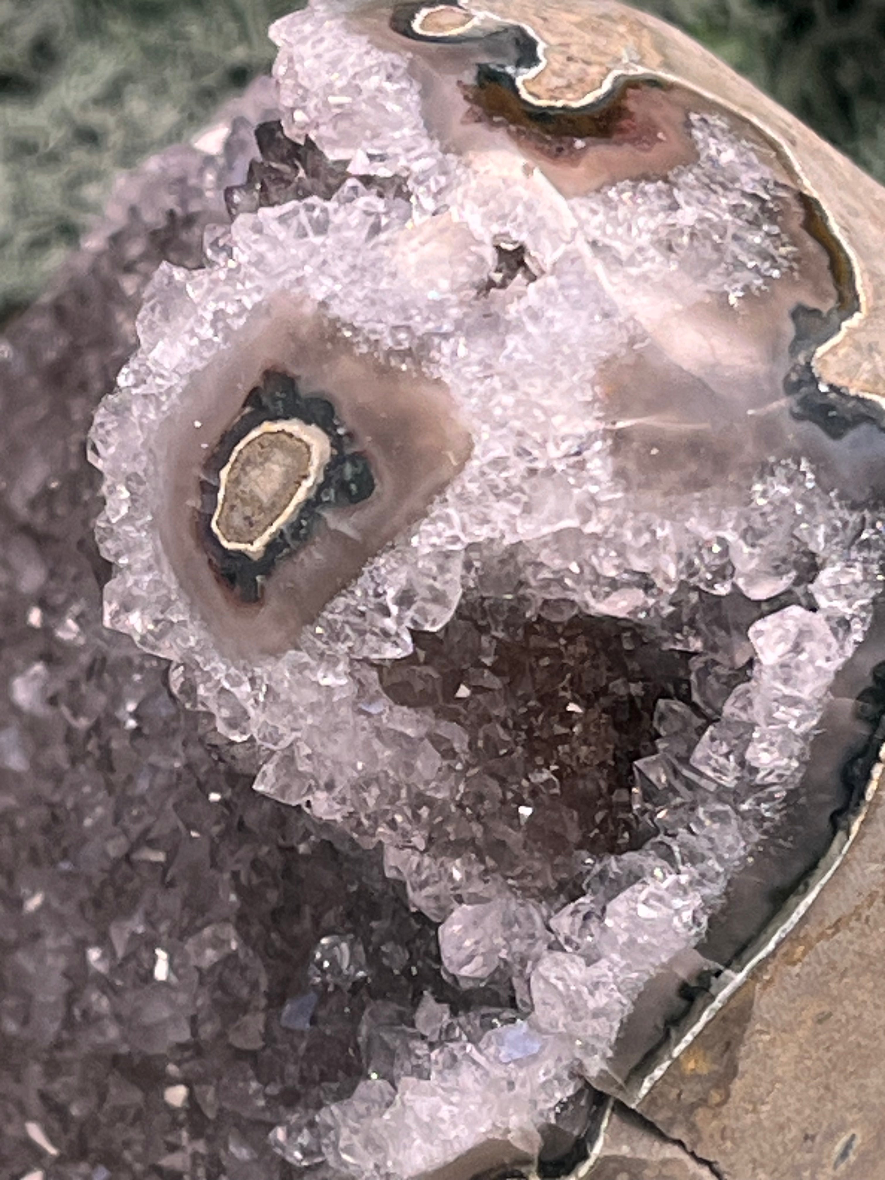 Achatisierte Amethyst Druse aus Uruguay (317g) - schöne helle Kristalle und Achatisierung - crystal paradise