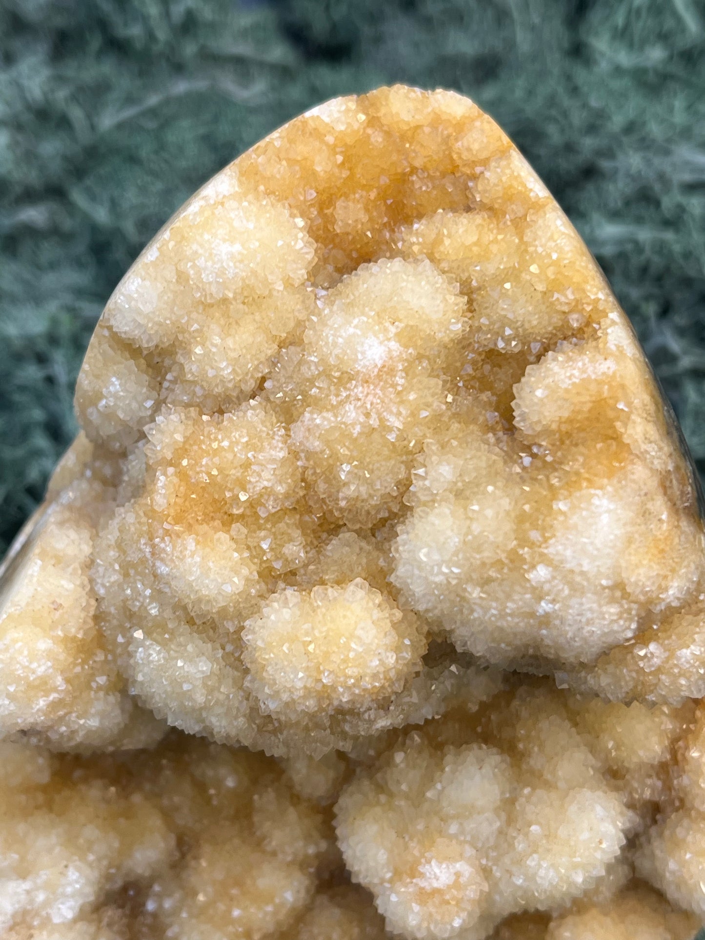 Gold-/beigefarbene Calcit Druzy Freeform aus Pakistan (978g) - super schöne Kugelkristalle und Druzys - crystal paradise
