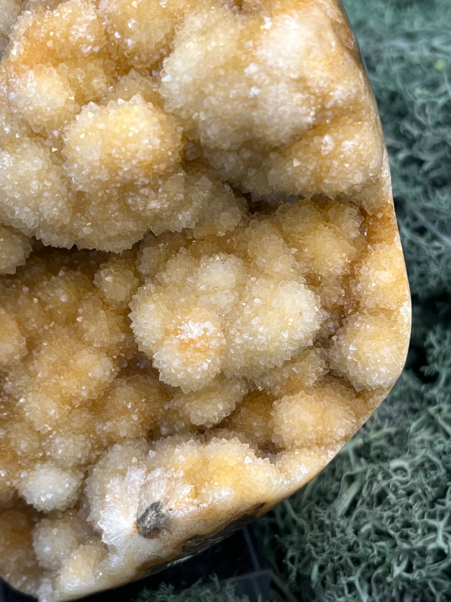 Gold-/beigefarbene Calcit Druzy Freeform aus Pakistan (978g) - super schöne Kugelkristalle und Druzys - crystal paradise