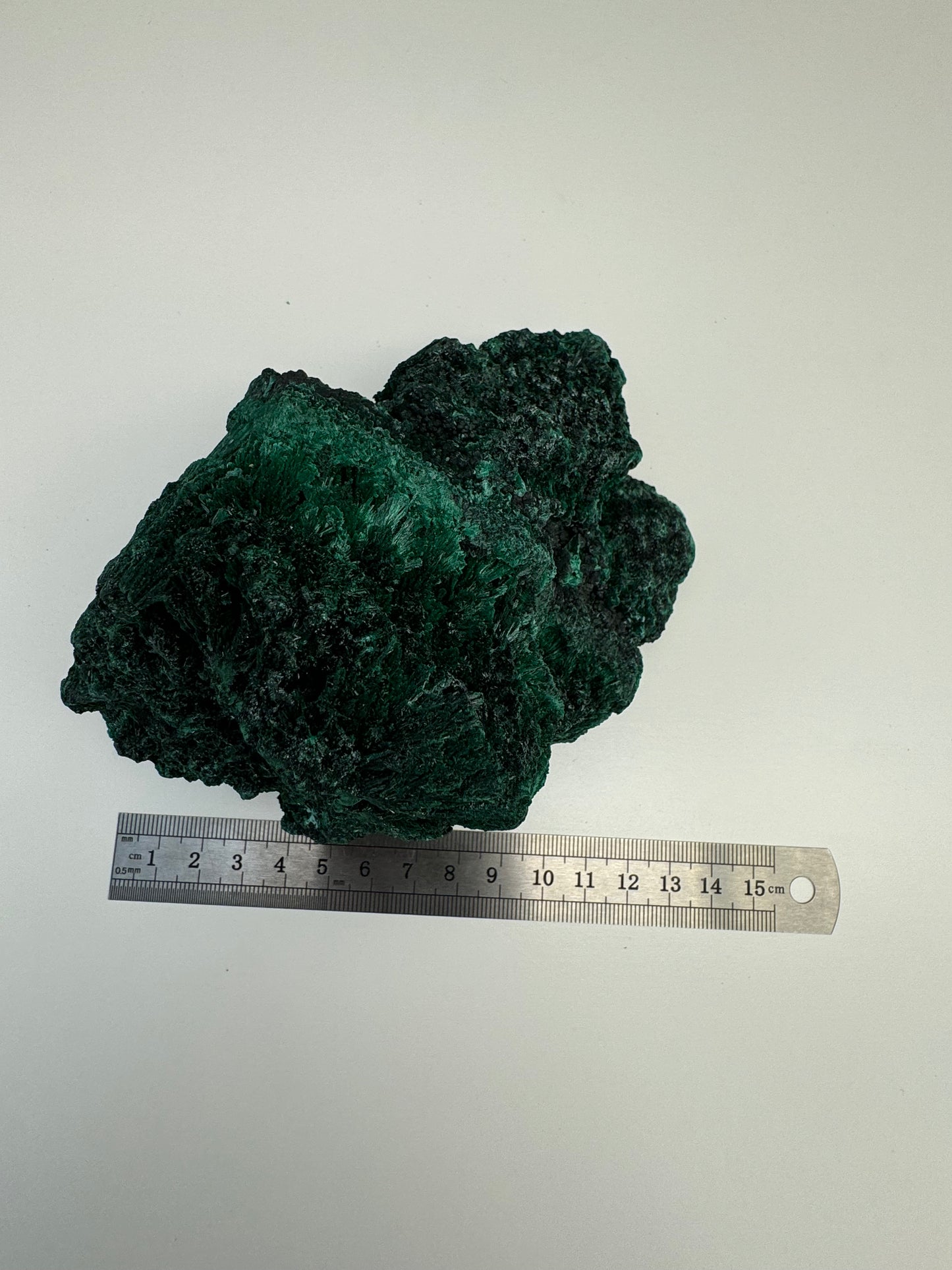 Malachit (fibrös) Großstufe aus dem Kongo (937g) - tiefgrün - crystal paradise