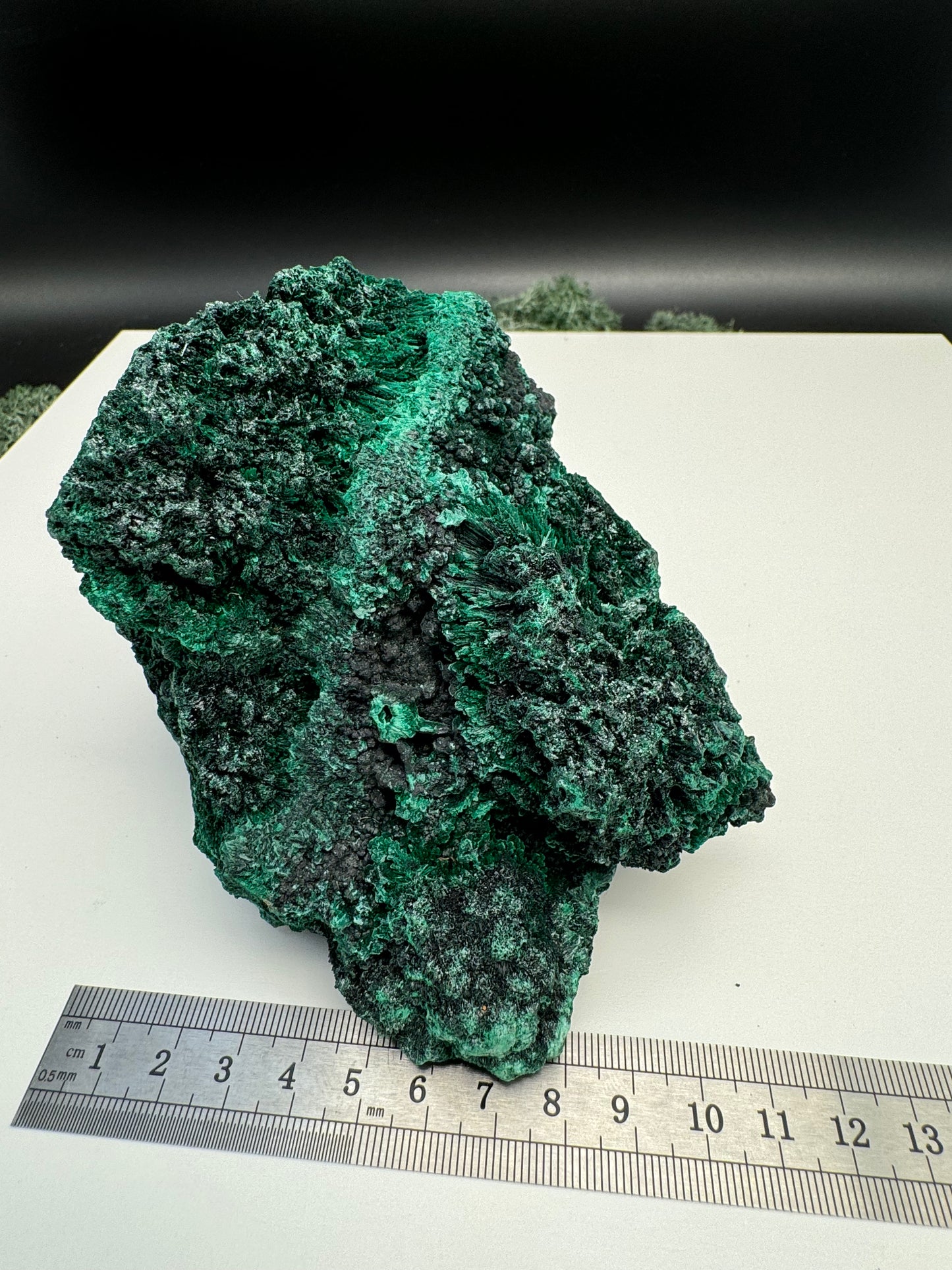 Malachit (fibrös) Großstufe aus dem Kongo (937g) - tiefgrün - crystal paradise