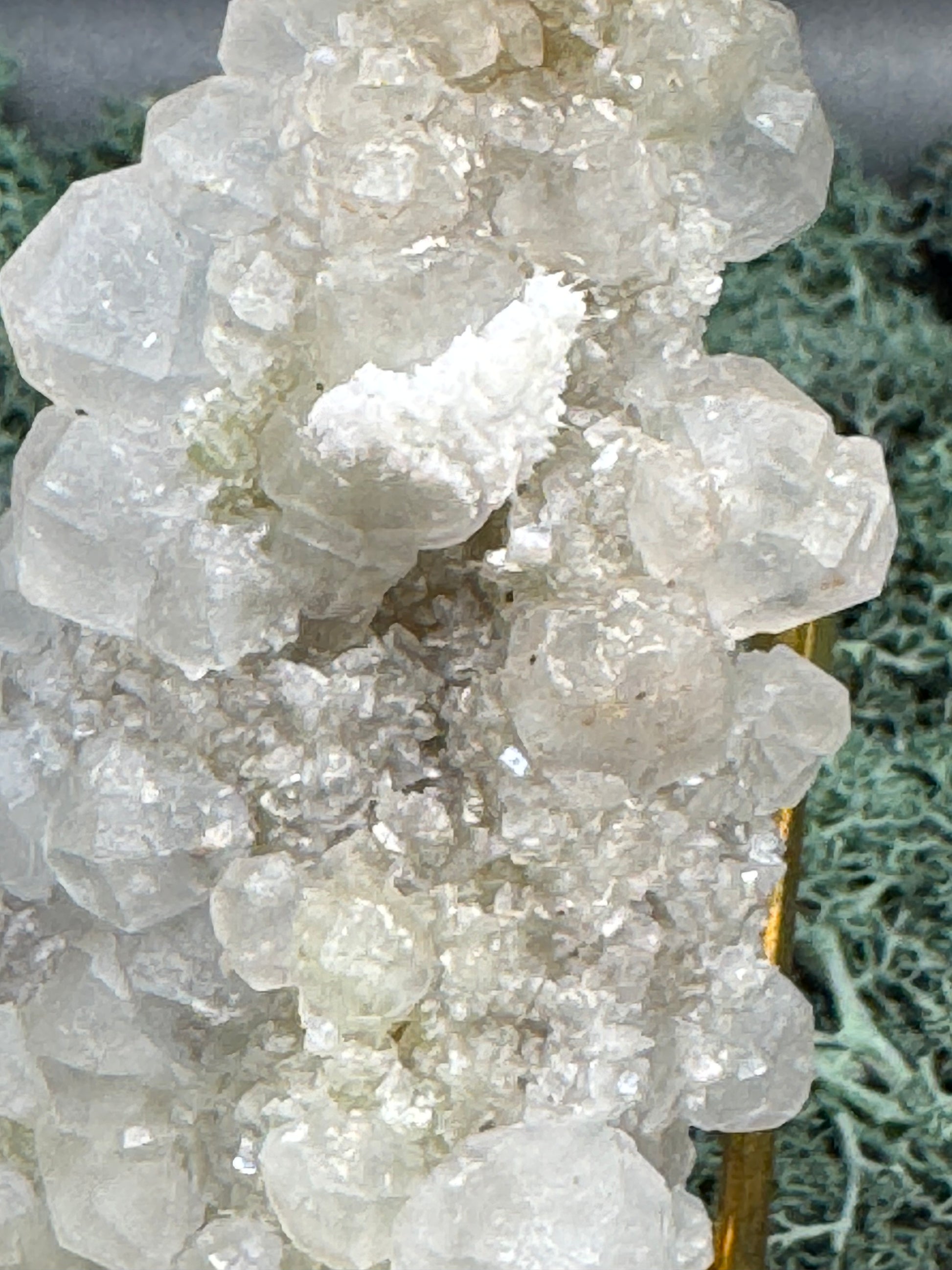 Okenit auf Calcit und Apophyllit Cluster aus Indien (189g) - crystal paradise