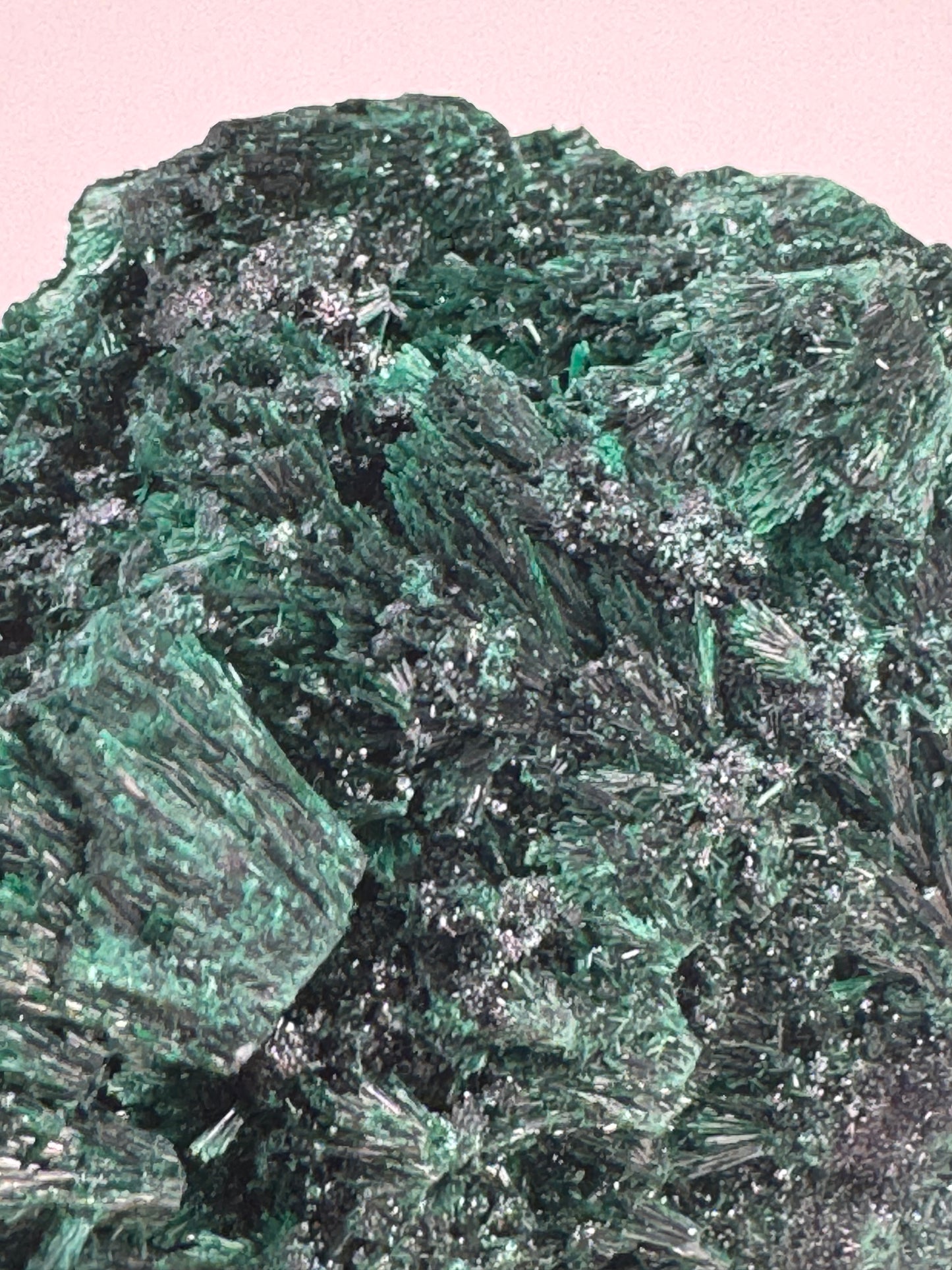 Malachit (fibrös) Großstufe aus dem Kongo (934g) - tiefgrün - crystal paradise