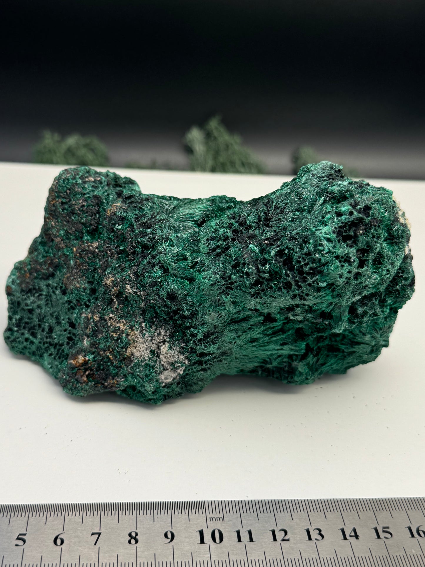 Malachit (fibrös) Großstufe aus dem Kongo (934g) - tiefgrün - crystal paradise