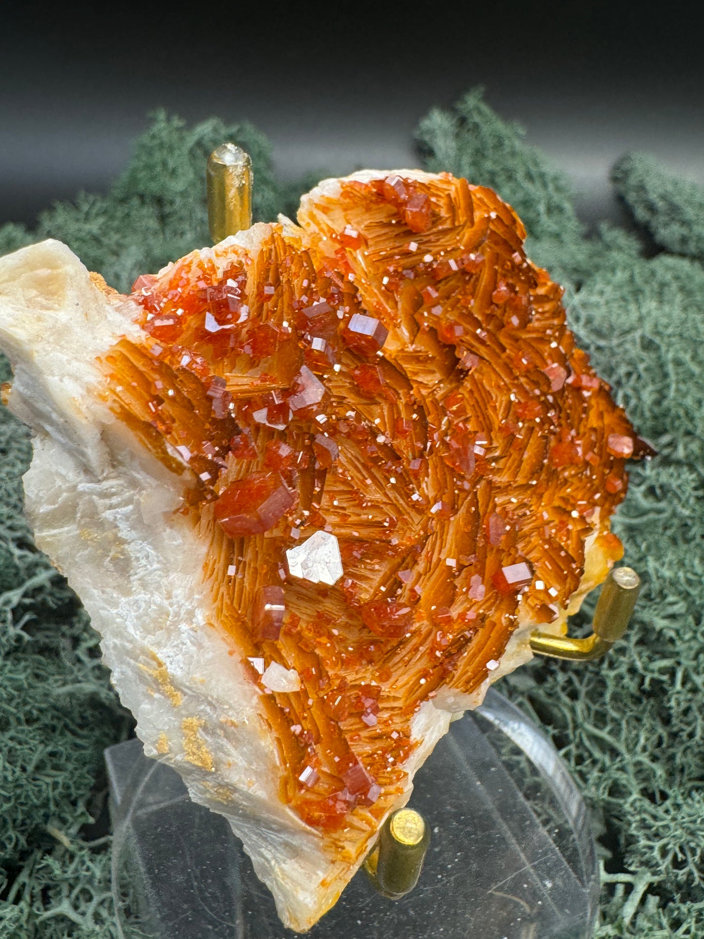 Baryt mit Vanadinit aus Marokko (174g) - Stufe - sehr schönes leuchtendes rot - crystal paradise