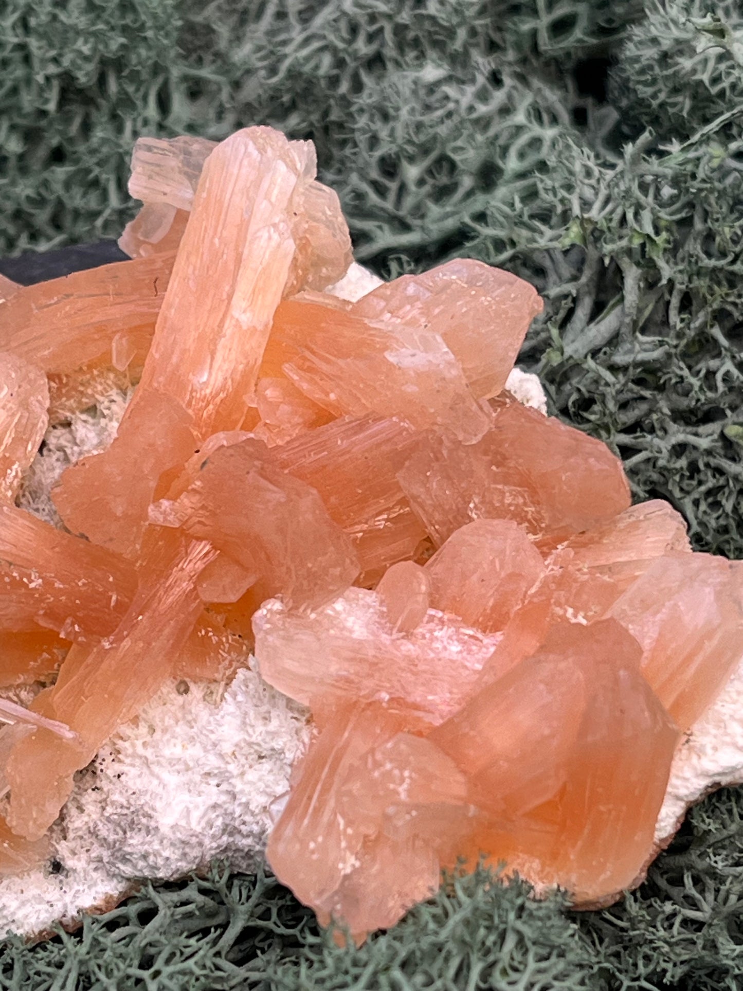 Stilbit Cluster Handstufe auf Zeolith aus Indien (110g) - viele grosse Kristalle - crystal paradise