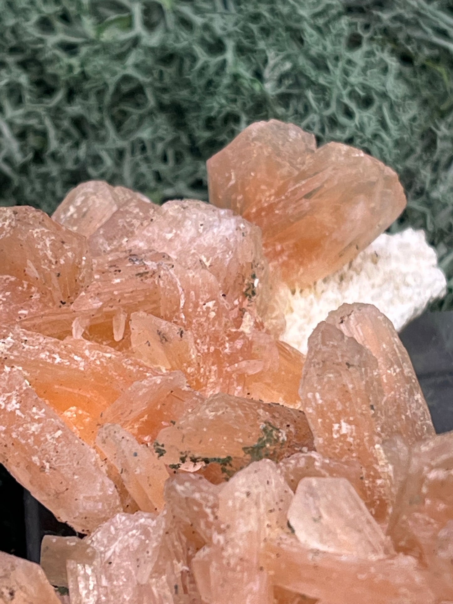 Stilbit Cluster Handstufe auf Zeolith aus Indien (100g) - viele grosse Kristalle - crystal paradise