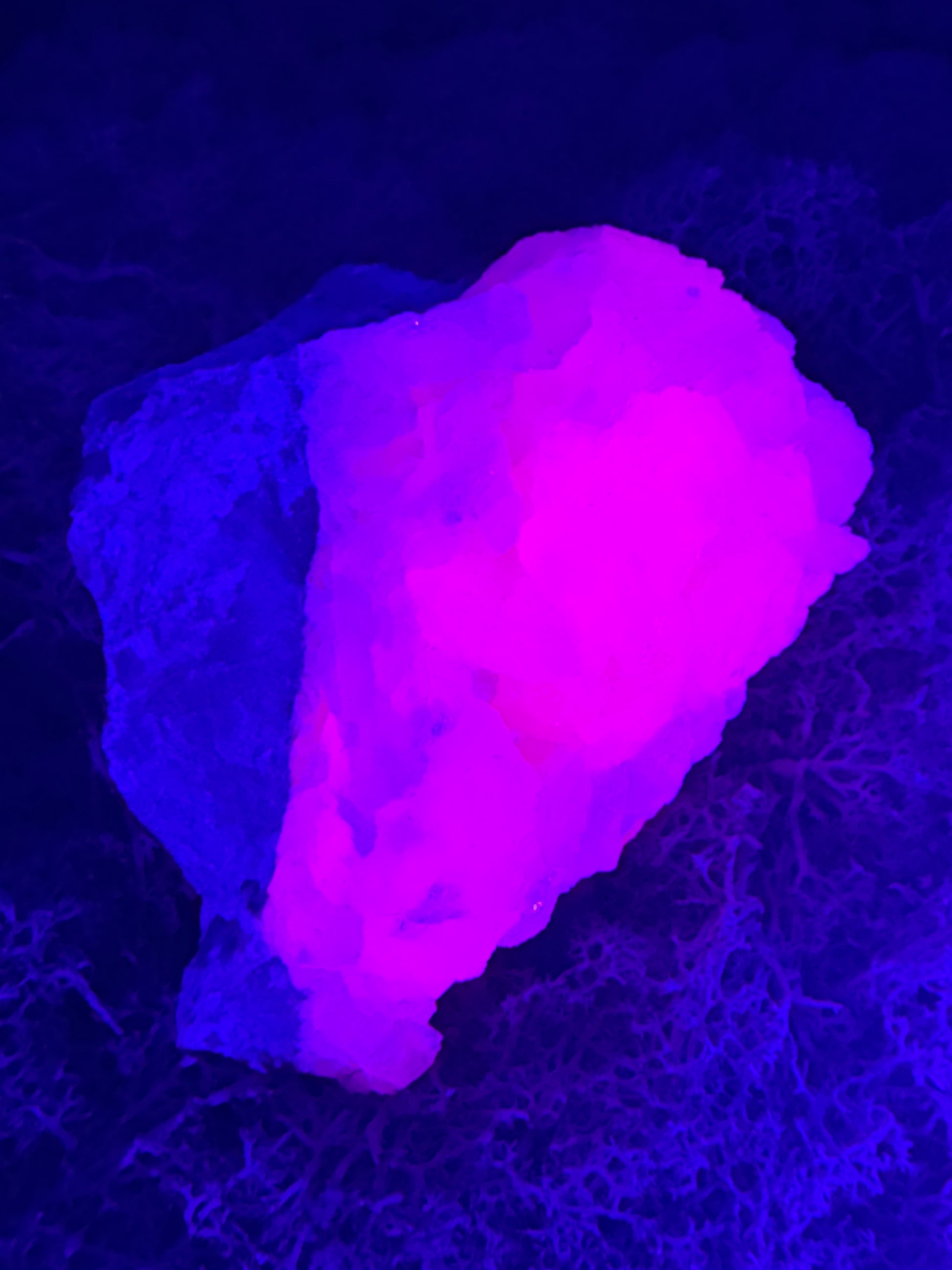 Pink Calcit Großstufe (UV Reaktiv) (972g)-  schöne Kristallstruktur - crystal paradise