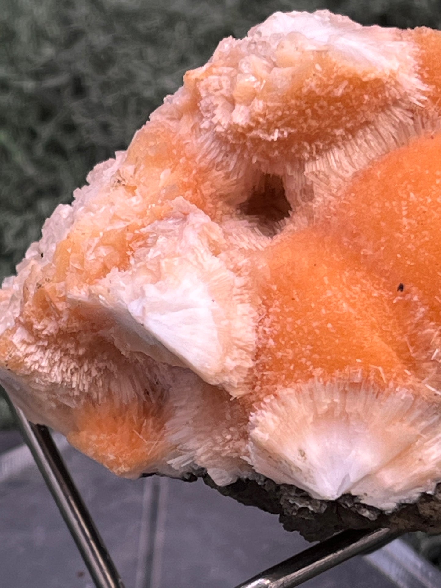 Thomsonit aus Indien (98g) - Stufe - leuchtend orange Farbe, mehrere schöne Kugelbildungen auf Muttergestein - crystal paradise