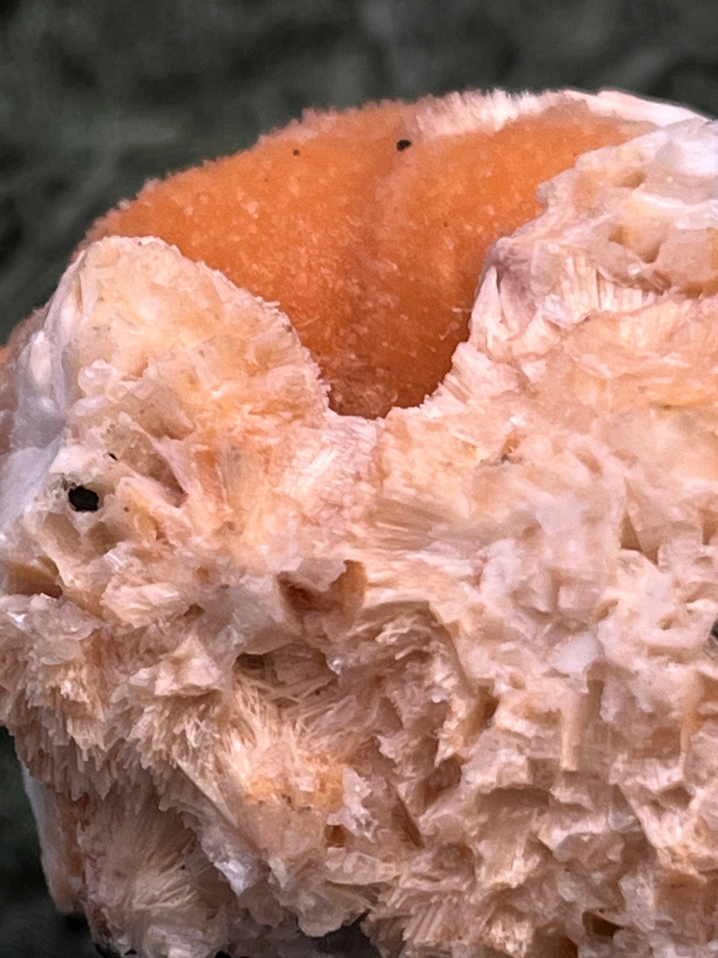 Thomsonit aus Indien (98g) - Stufe - leuchtend orange Farbe, mehrere schöne Kugelbildungen auf Muttergestein - crystal paradise
