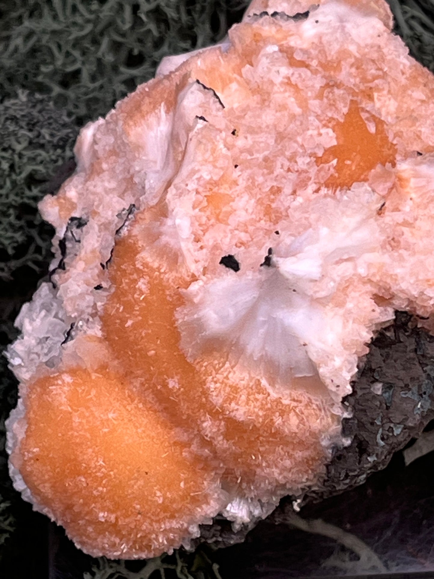 Thomsonit aus Indien (153g) - Stufe - leuchtend orange Farbe, mehrere schöne Kugelbildungen auf Muttergestein - crystal paradise