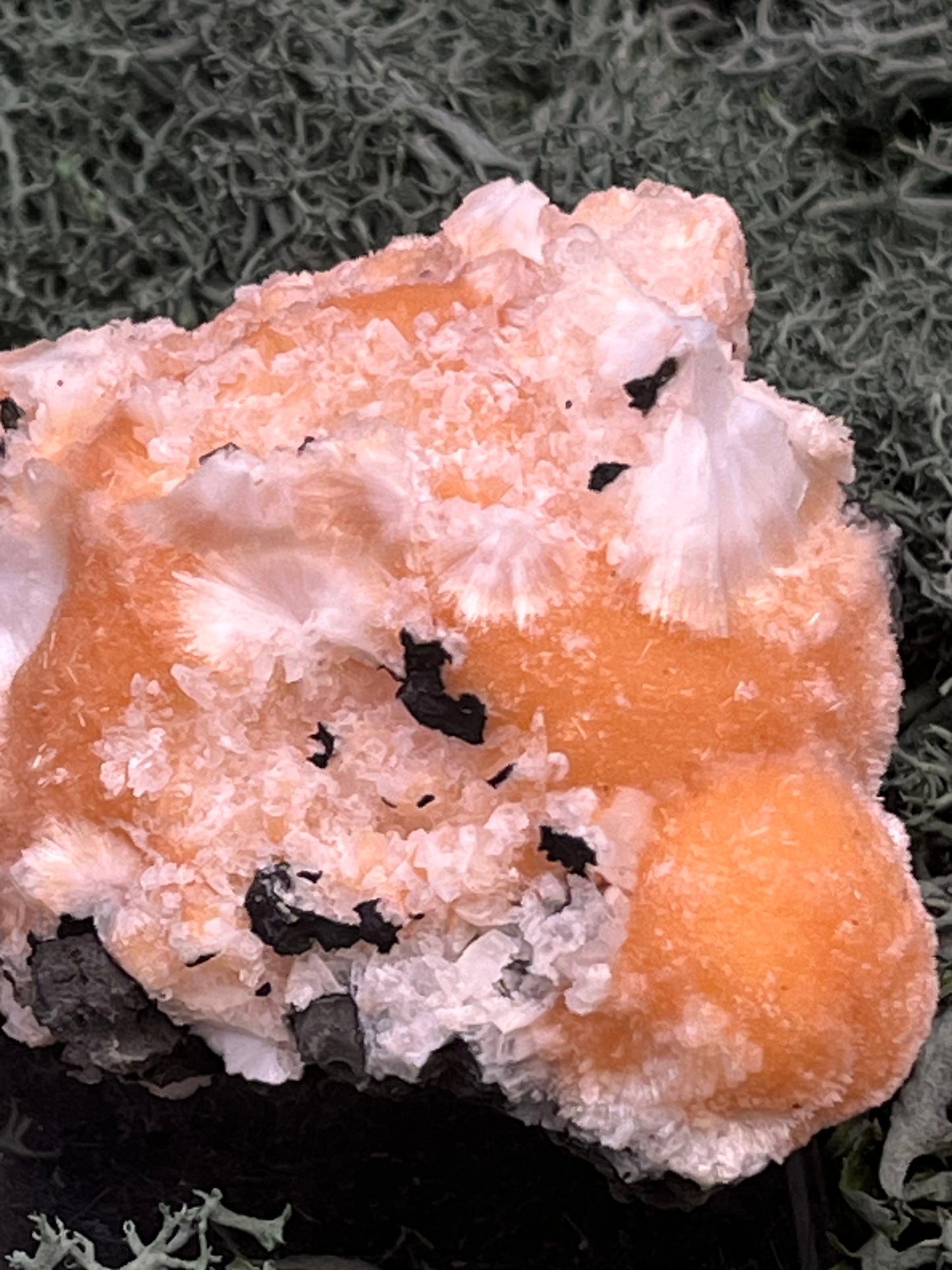 Thomsonit aus Indien (153g) - Stufe - leuchtend orange Farbe, mehrere schöne Kugelbildungen auf Muttergestein - crystal paradise