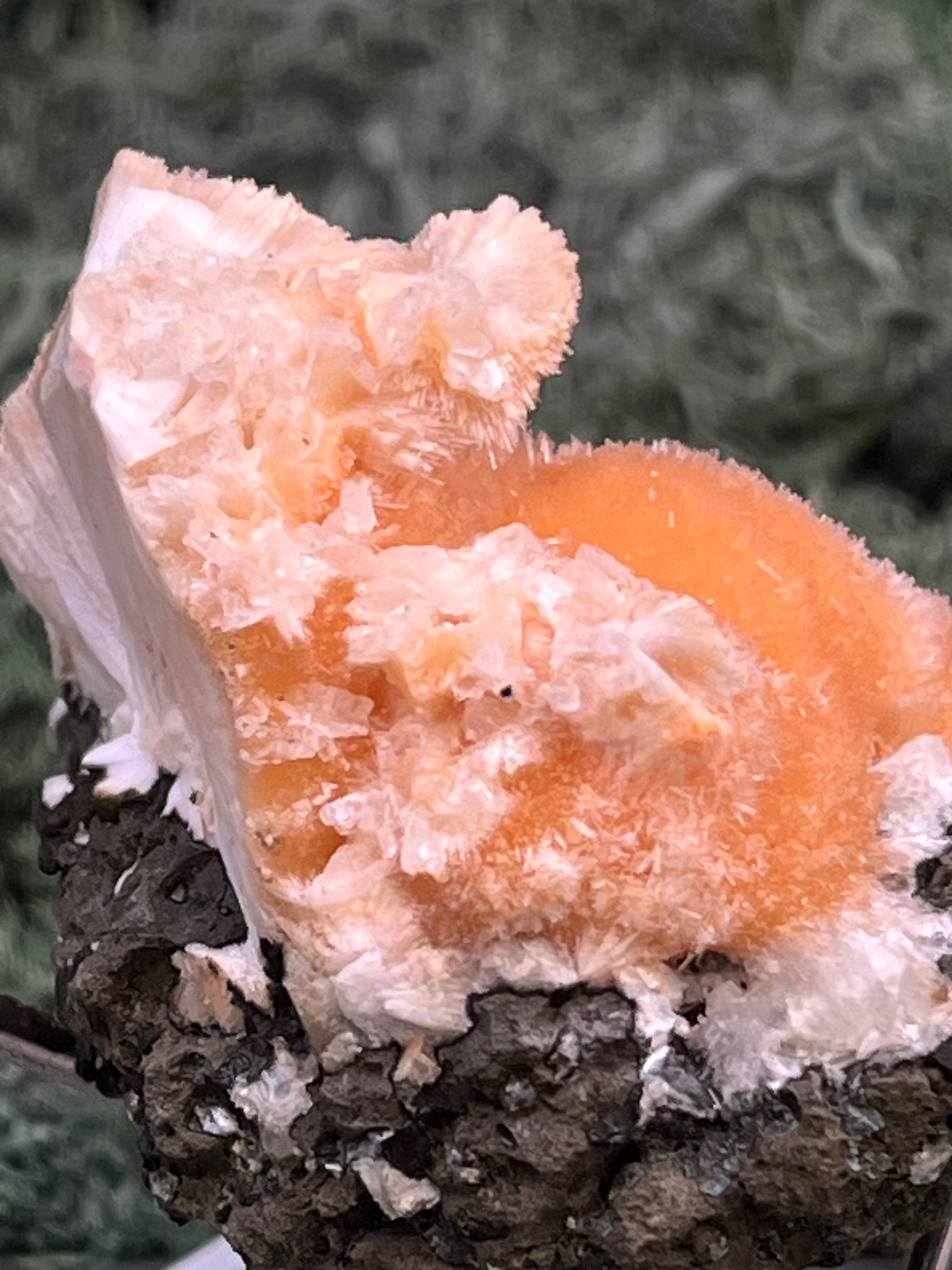 Thomsonit aus Indien (61g) - Stufe - leuchtend orange Farbe, auf Muttergestein - crystal paradise