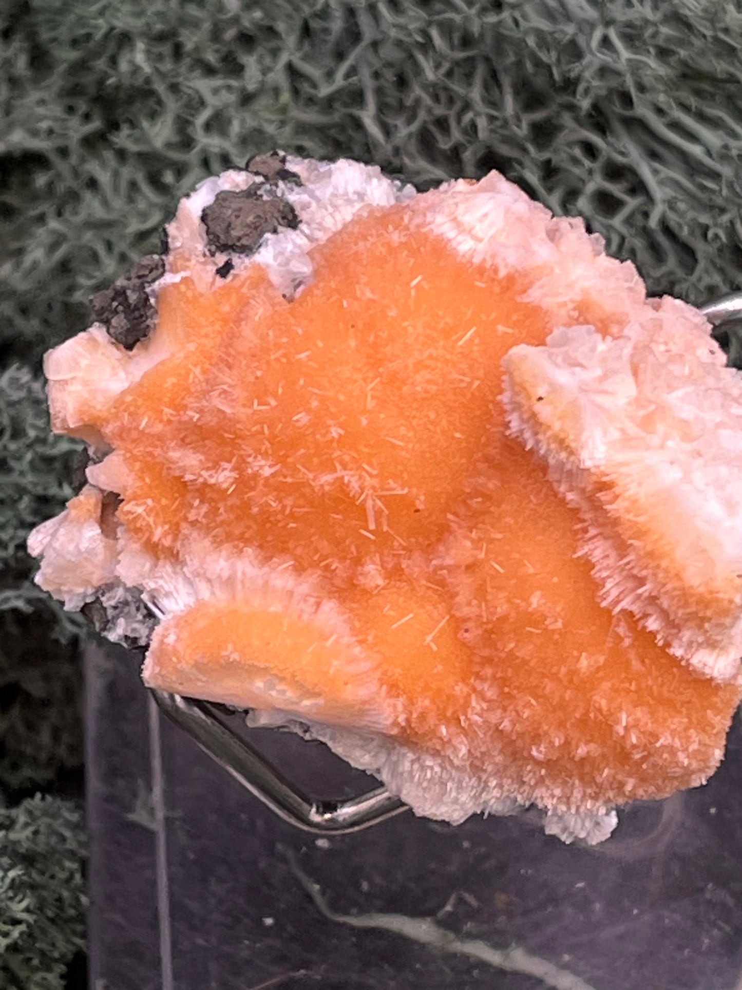 Thomsonit aus Indien (61g) - Stufe - leuchtend orange Farbe, auf Muttergestein - crystal paradise
