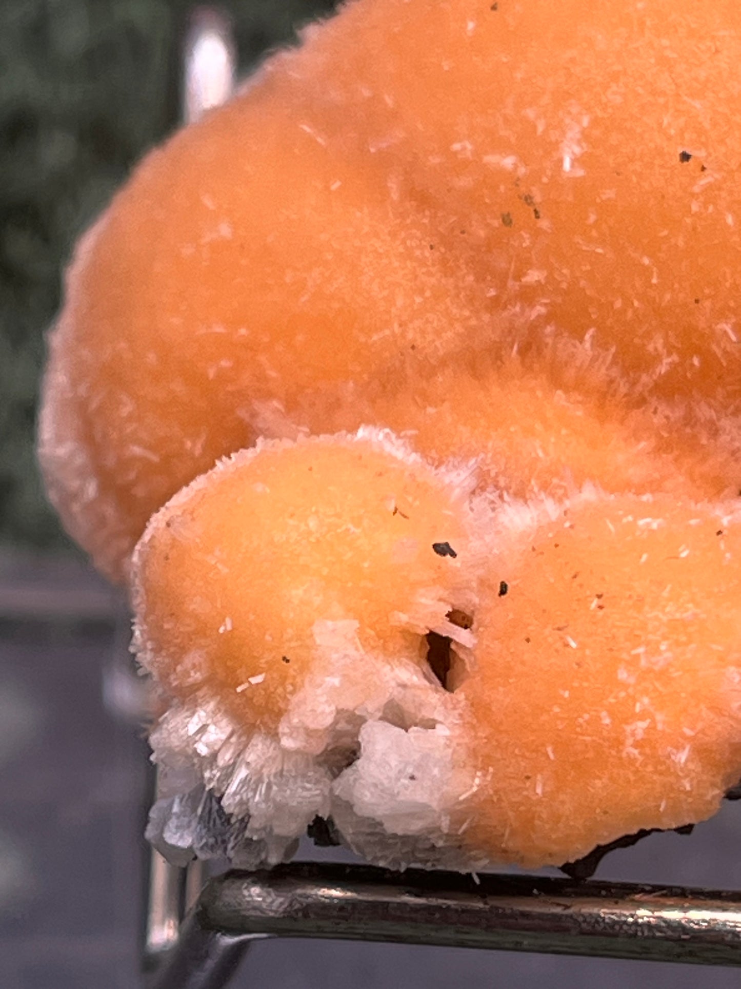 Thomsonit aus Indien (31g) - Stufe - leuchtend orange Farbe, schöne mehrere Kugelbildungen auf Muttergestein - crystal paradise