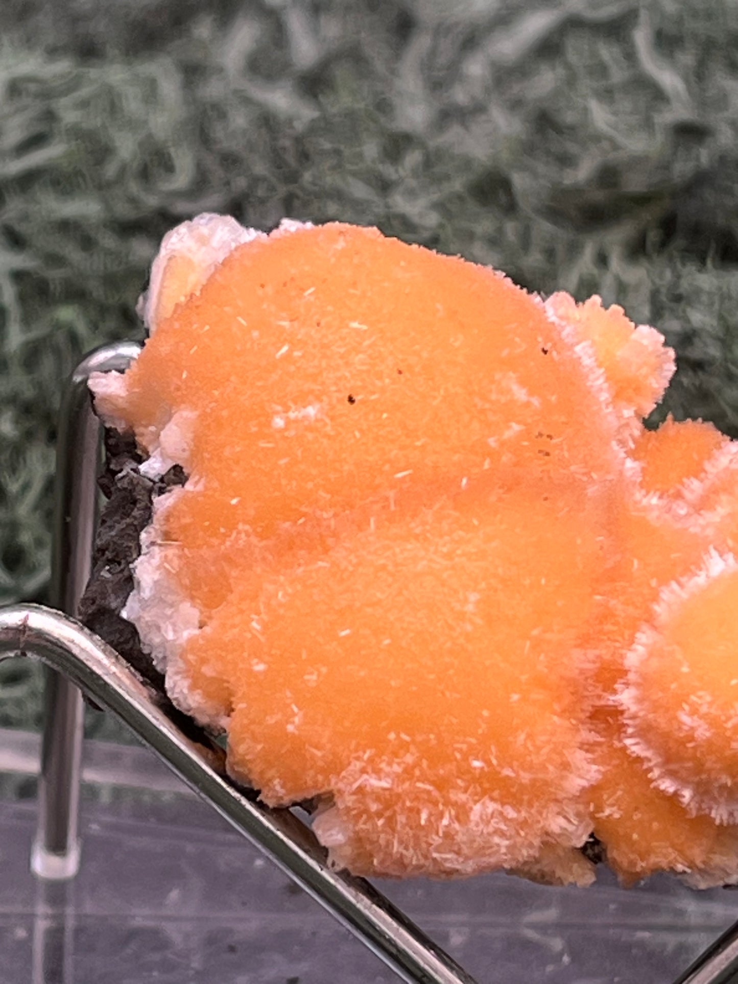 Thomsonit aus Indien (31g) - Stufe - leuchtend orange Farbe, schöne mehrere Kugelbildungen auf Muttergestein - crystal paradise
