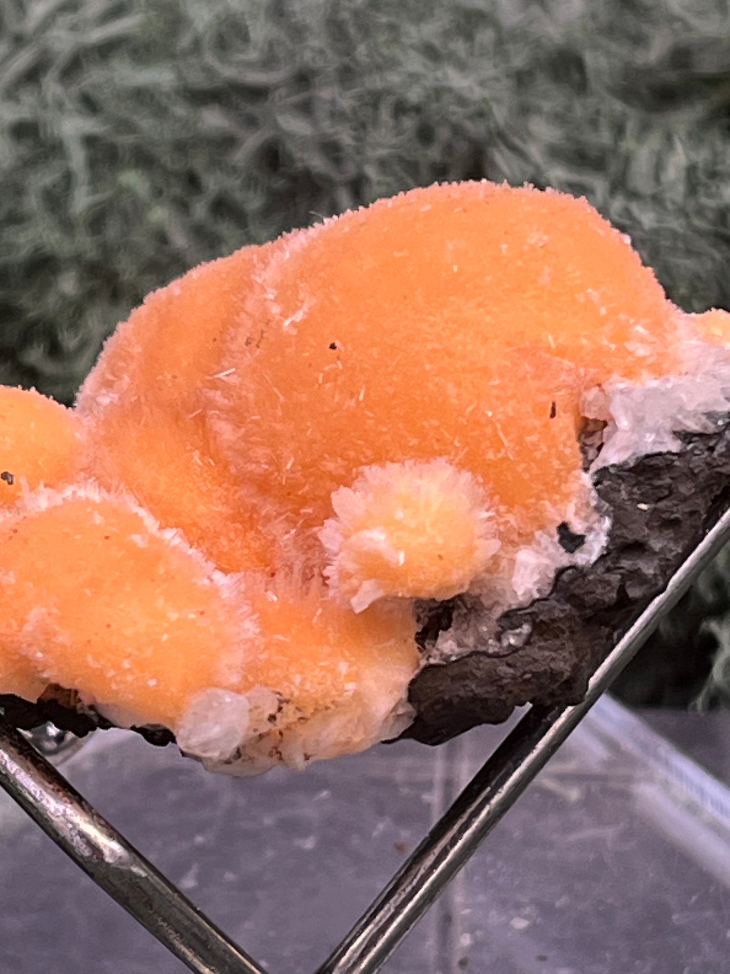 Thomsonit aus Indien (31g) - Stufe - leuchtend orange Farbe, schöne mehrere Kugelbildungen auf Muttergestein - crystal paradise