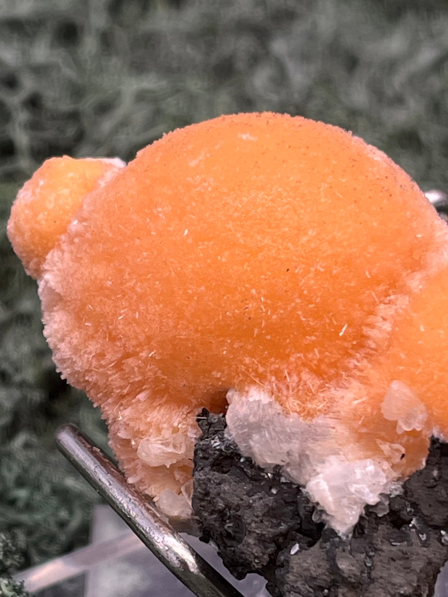 Thomsonit aus Indien (45g) - Stufe - leuchtend orange Farbe, schöne mehrere Kugelbildungen auf Muttergestein - crystal paradise