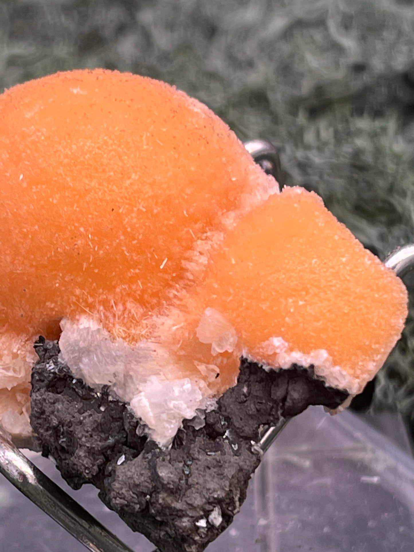 Thomsonit aus Indien (45g) - Stufe - leuchtend orange Farbe, schöne mehrere Kugelbildungen auf Muttergestein - crystal paradise