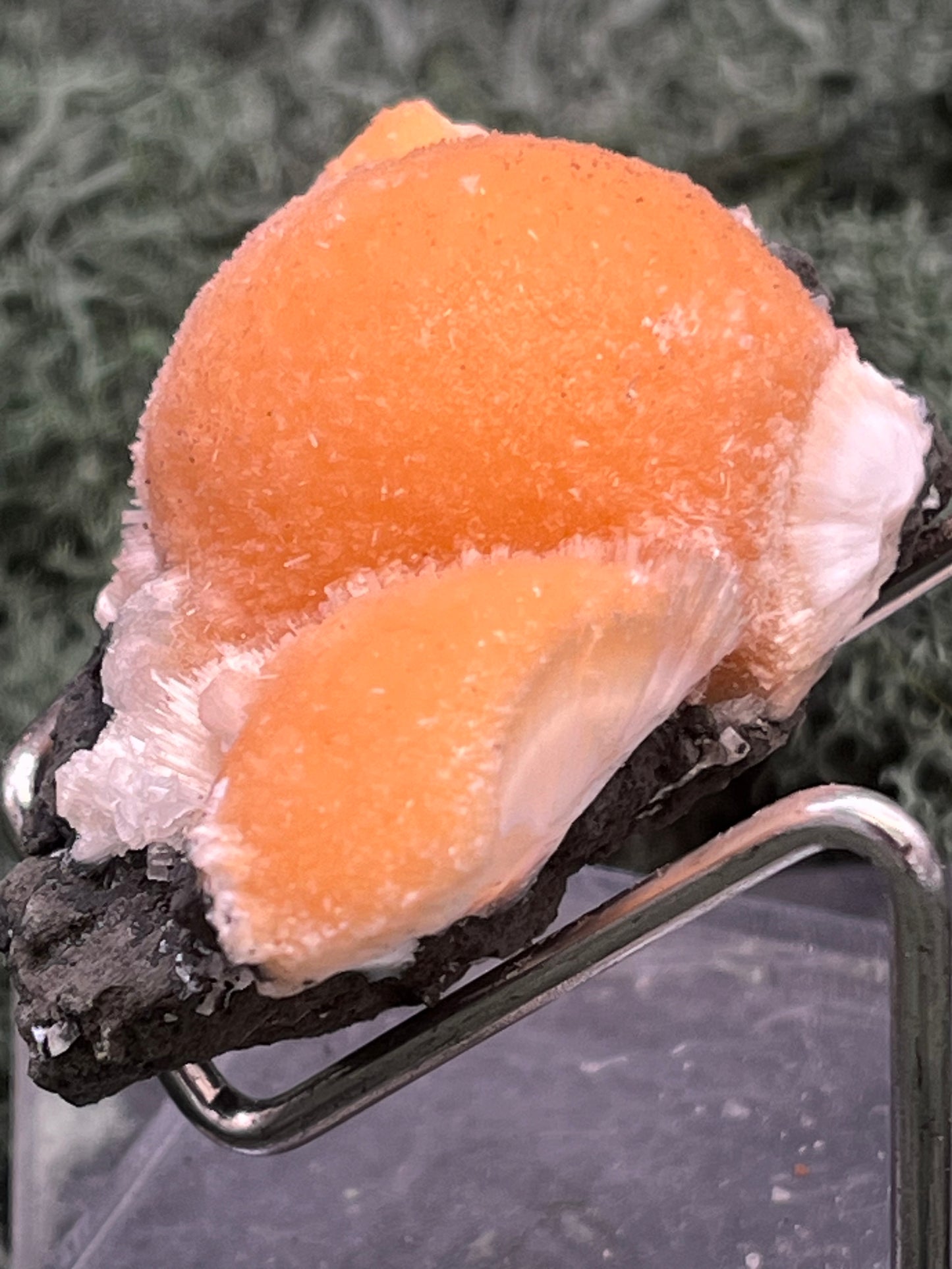 Thomsonit aus Indien (45g) - Stufe - leuchtend orange Farbe, schöne mehrere Kugelbildungen auf Muttergestein - crystal paradise