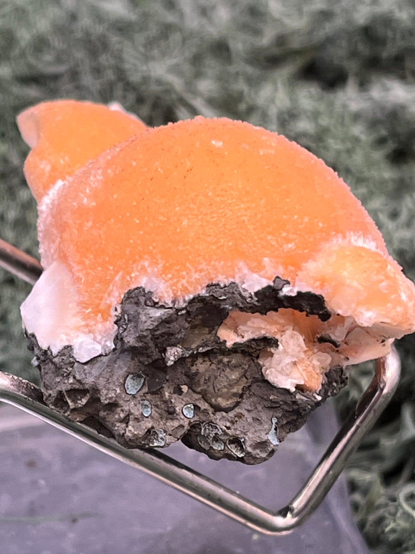 Thomsonit aus Indien (45g) - Stufe - leuchtend orange Farbe, schöne mehrere Kugelbildungen auf Muttergestein - crystal paradise