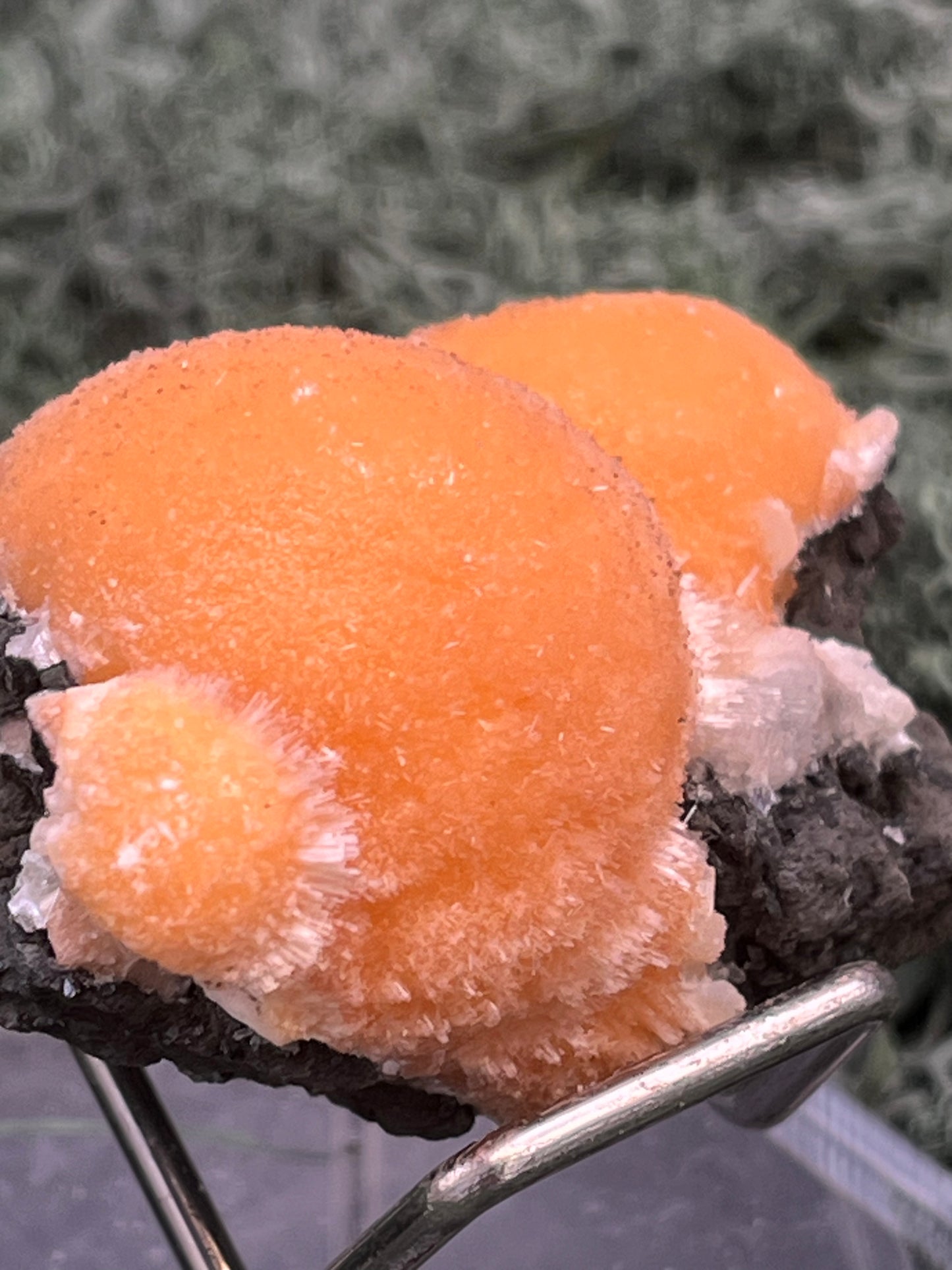 Thomsonit aus Indien (45g) - Stufe - leuchtend orange Farbe, schöne mehrere Kugelbildungen auf Muttergestein - crystal paradise