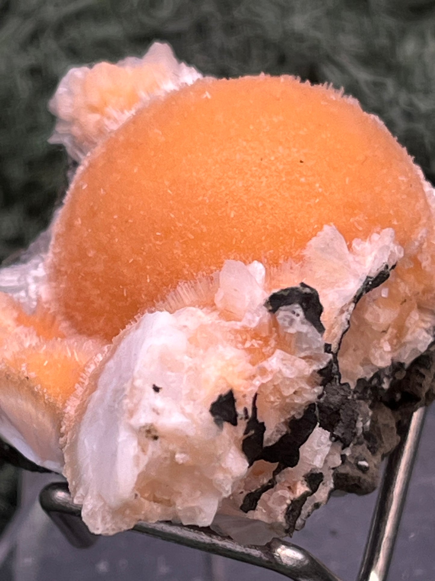 Thomsonit aus Indien (52g) - Stufe - leuchtend orange Farbe, schöne Kugelbildung auf Muttergestein - crystal paradise