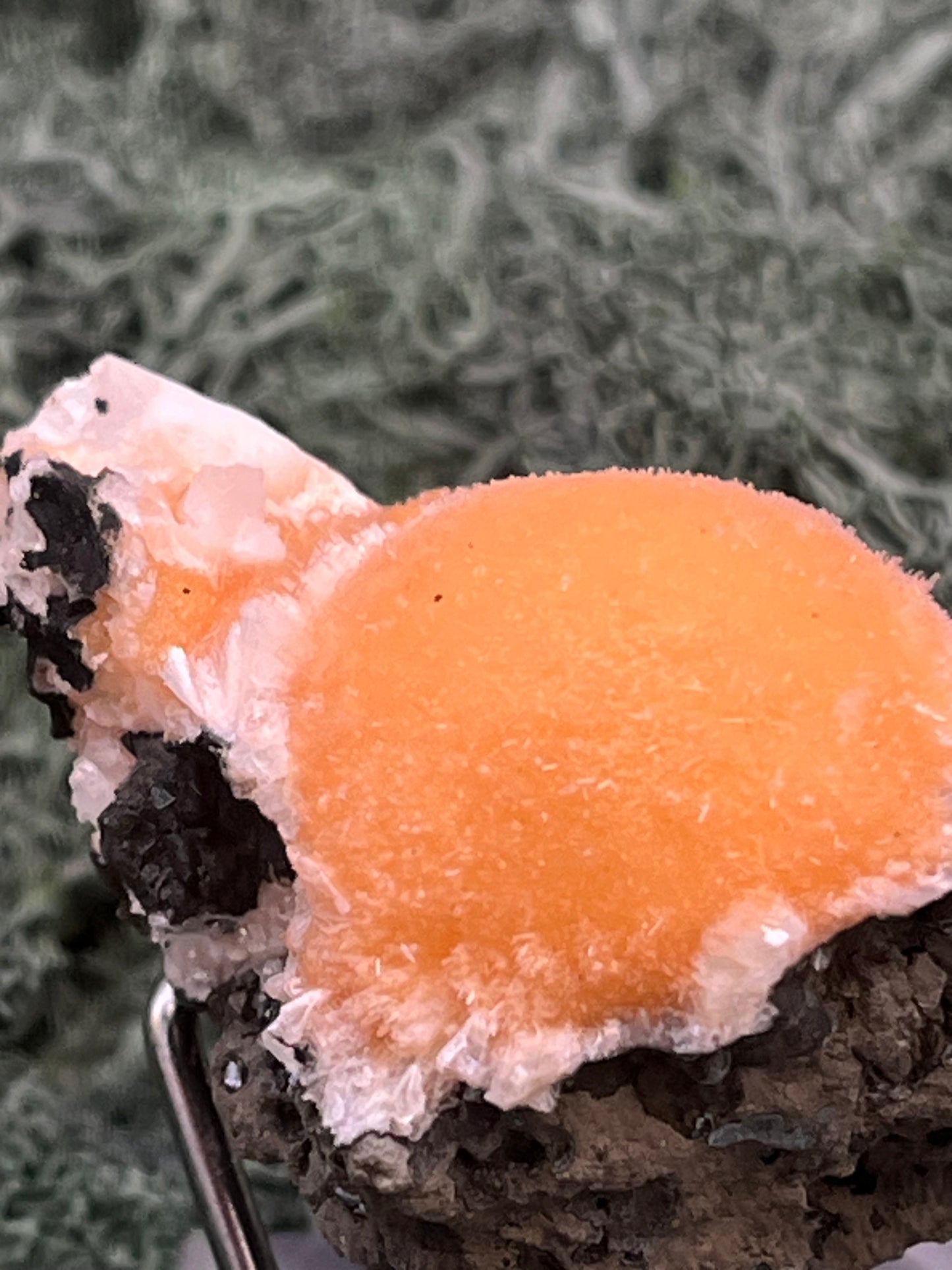 Thomsonit aus Indien (52g) - Stufe - leuchtend orange Farbe, schöne Kugelbildung auf Muttergestein - crystal paradise