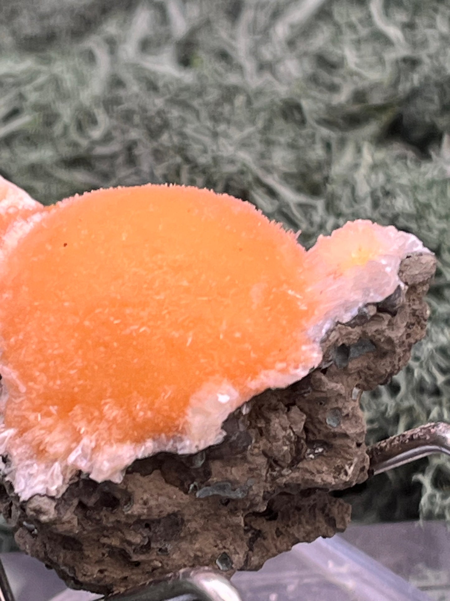 Thomsonit aus Indien (52g) - Stufe - leuchtend orange Farbe, schöne Kugelbildung auf Muttergestein - crystal paradise