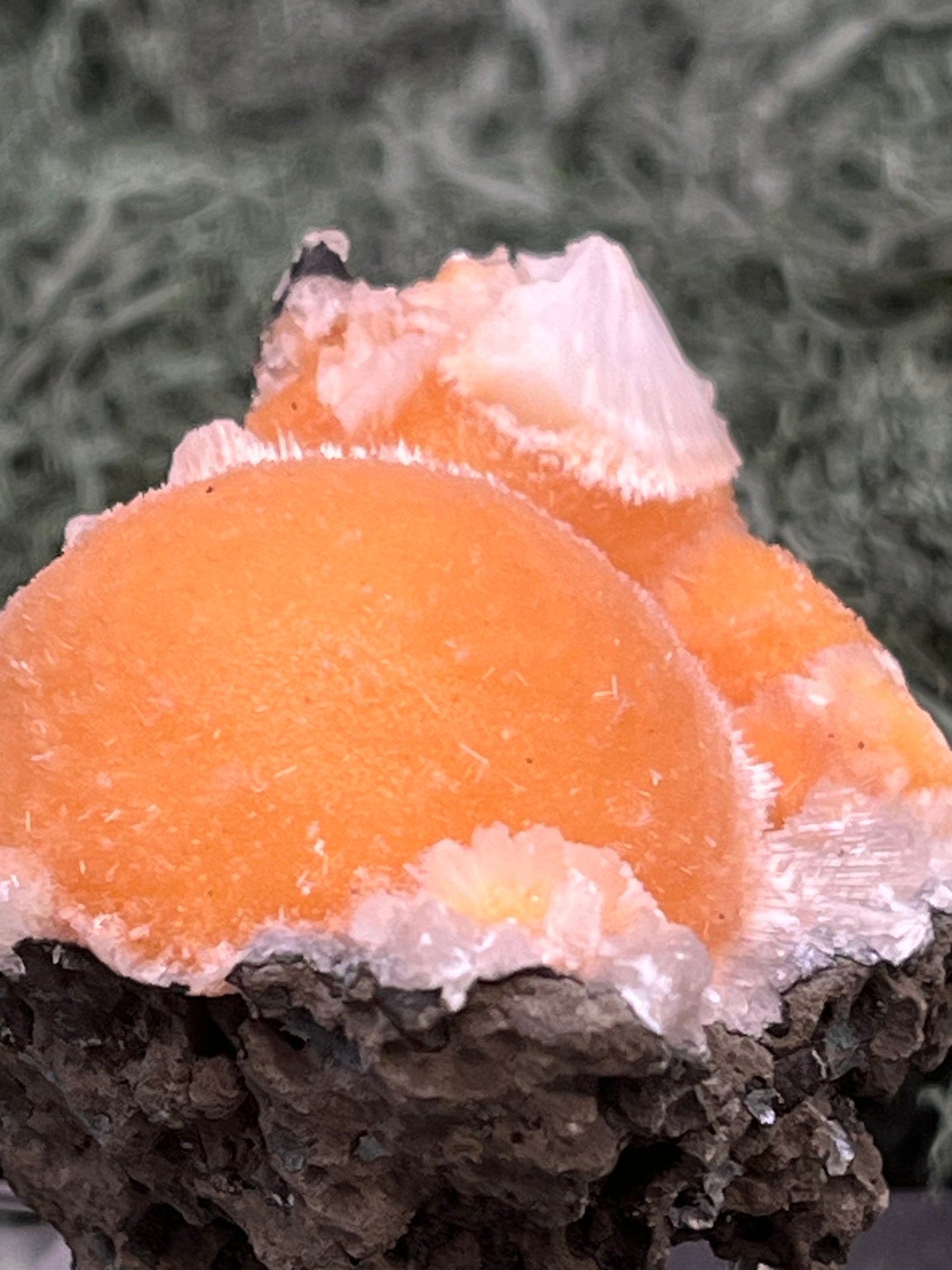 Thomsonit aus Indien (52g) - Stufe - leuchtend orange Farbe, schöne Kugelbildung auf Muttergestein - crystal paradise