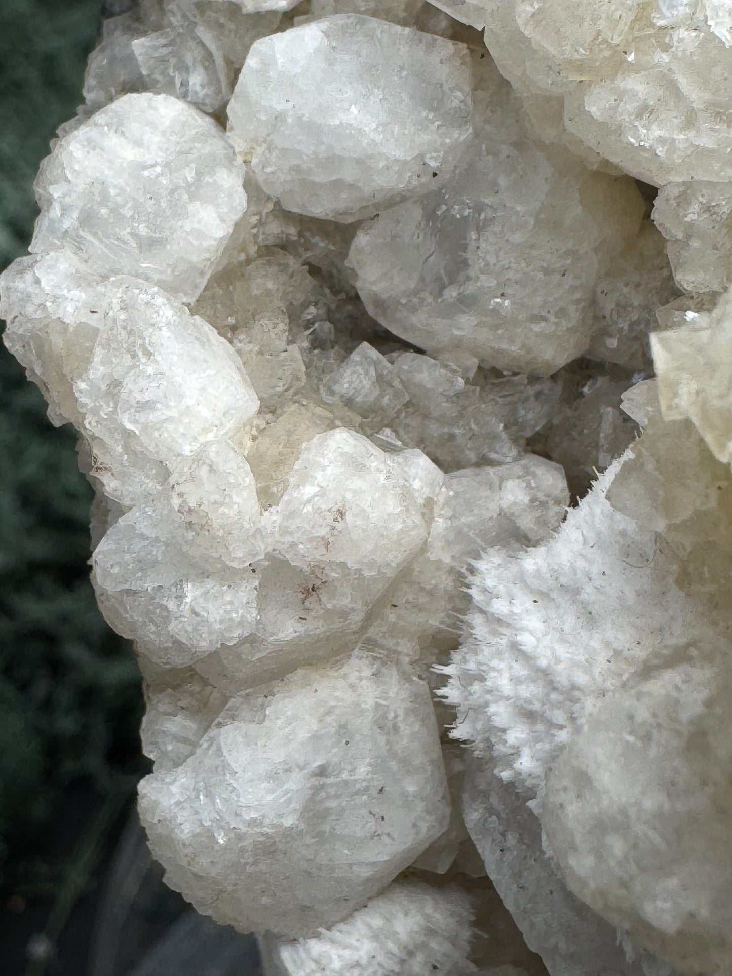 Okenit auf Apophyllit Cluster (Handstufe) aus Indien (222g) - viele Kristalle - crystal paradise