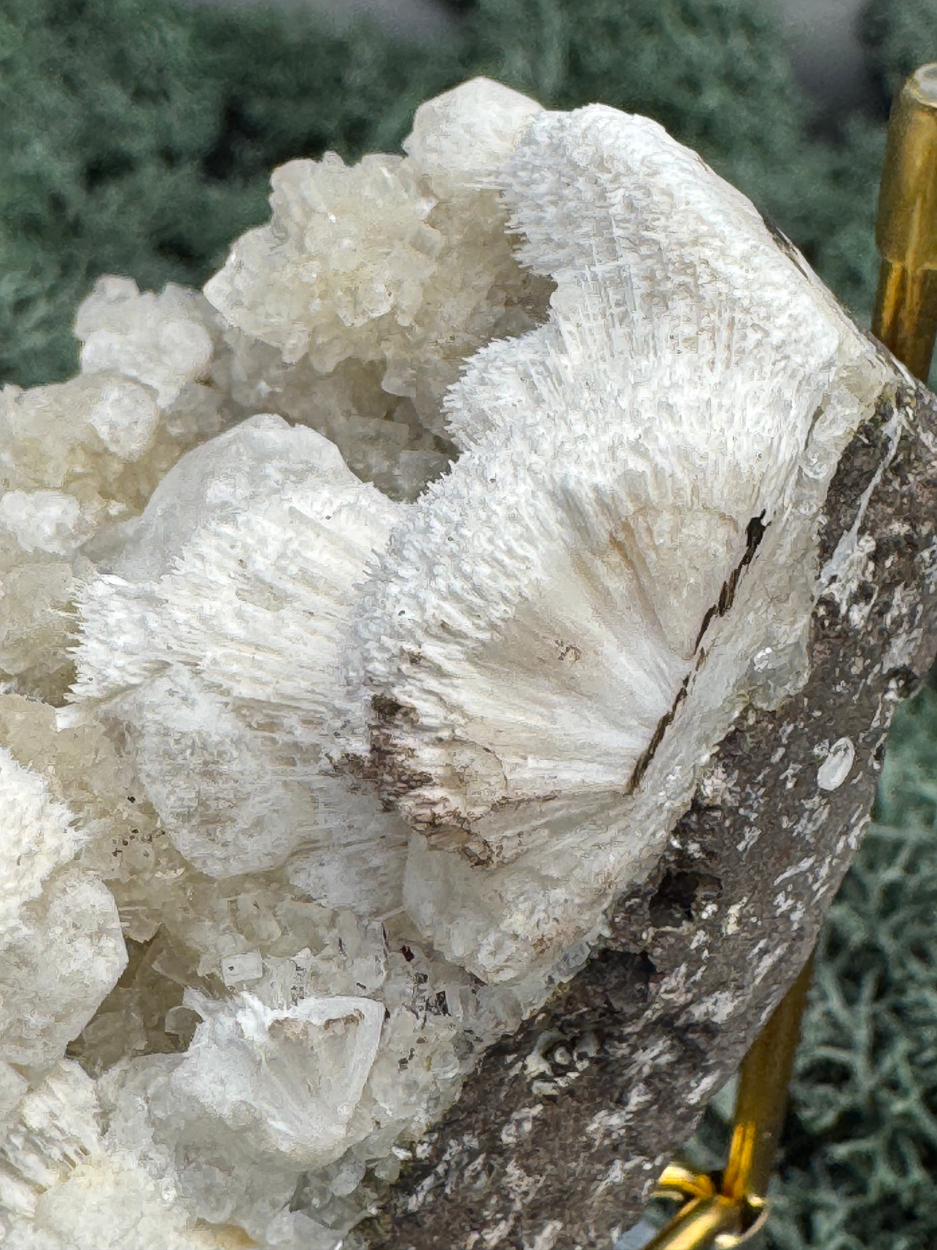 Okenit auf Apophyllit Cluster (Handstufe) aus Indien (222g) - viele Kristalle - crystal paradise