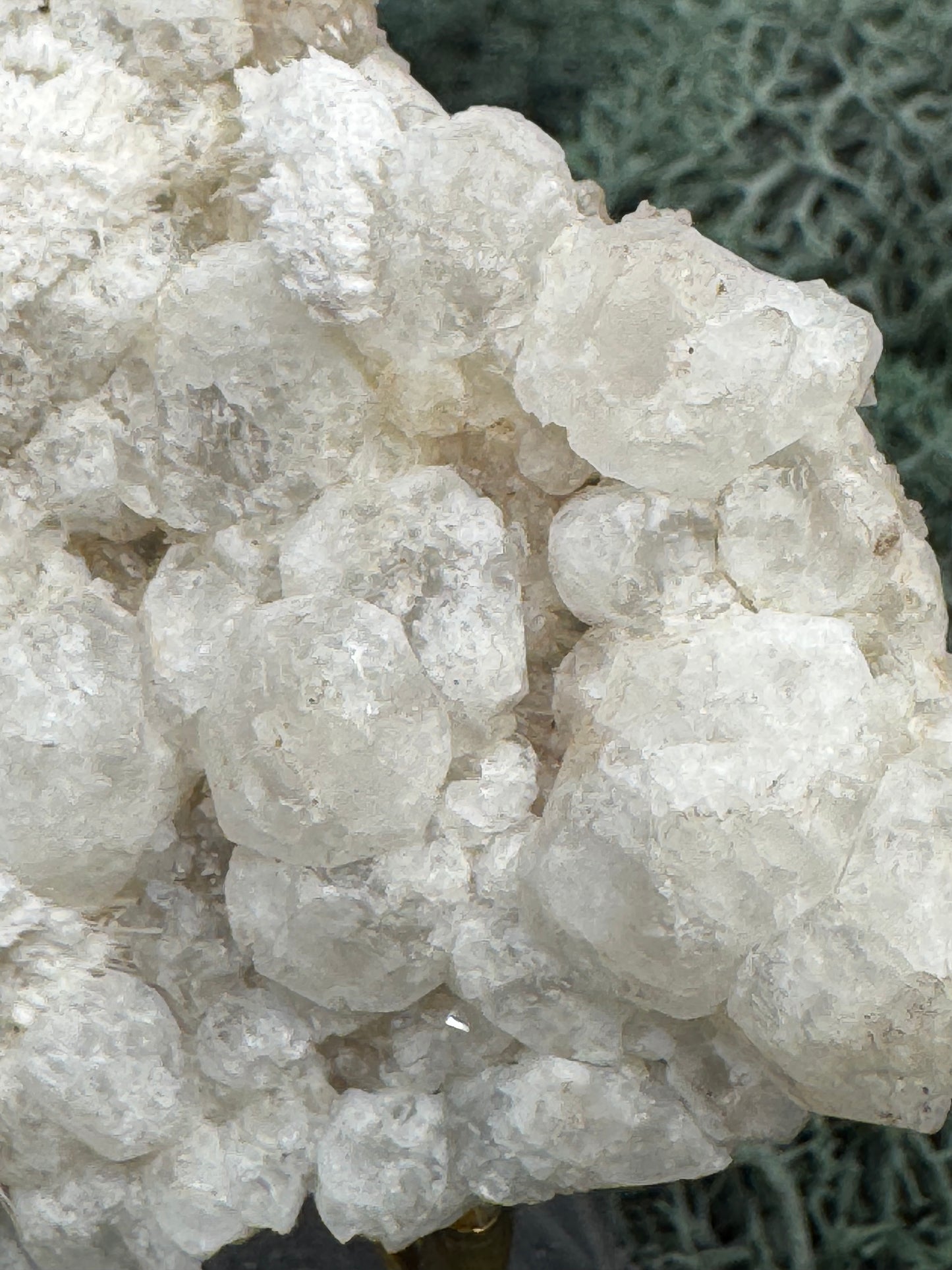 Okenit auf Apophyllit Cluster (Stufe) aus Indien (102g) - viele Kristalle, flach - crystal paradise