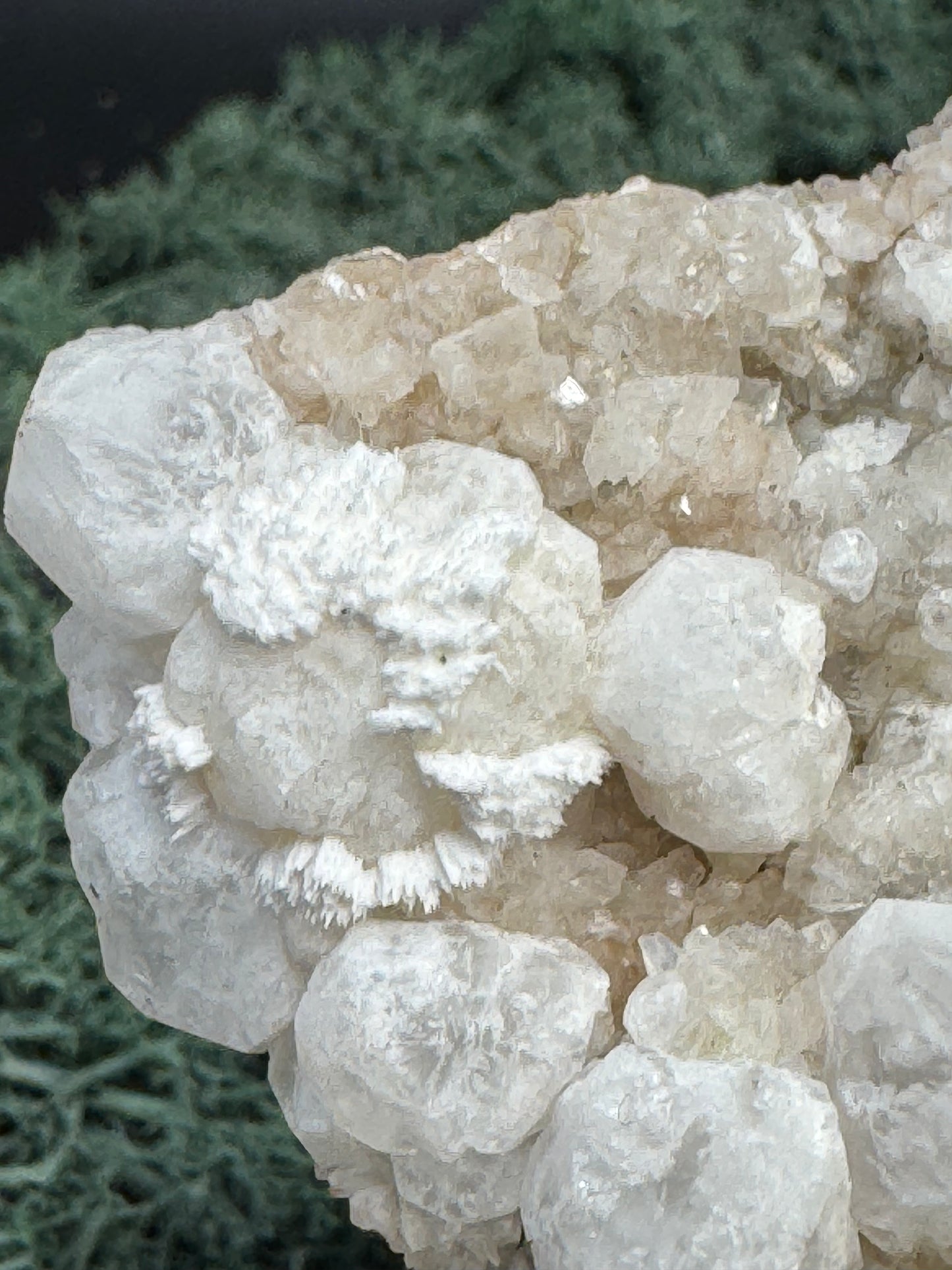 Okenit auf Apophyllit Cluster (Stufe) aus Indien (188g) - viele Okenit Kristalle, flach - crystal paradise