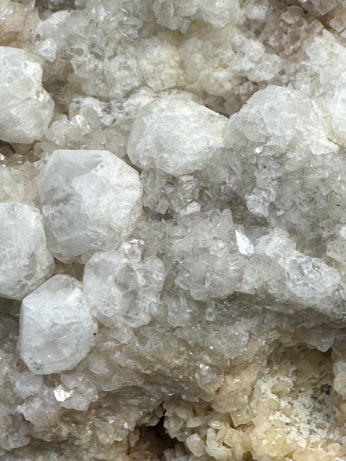 Okenit auf Apophyllit Cluster (Stufe) aus Indien (188g) - viele Okenit Kristalle, flach - crystal paradise