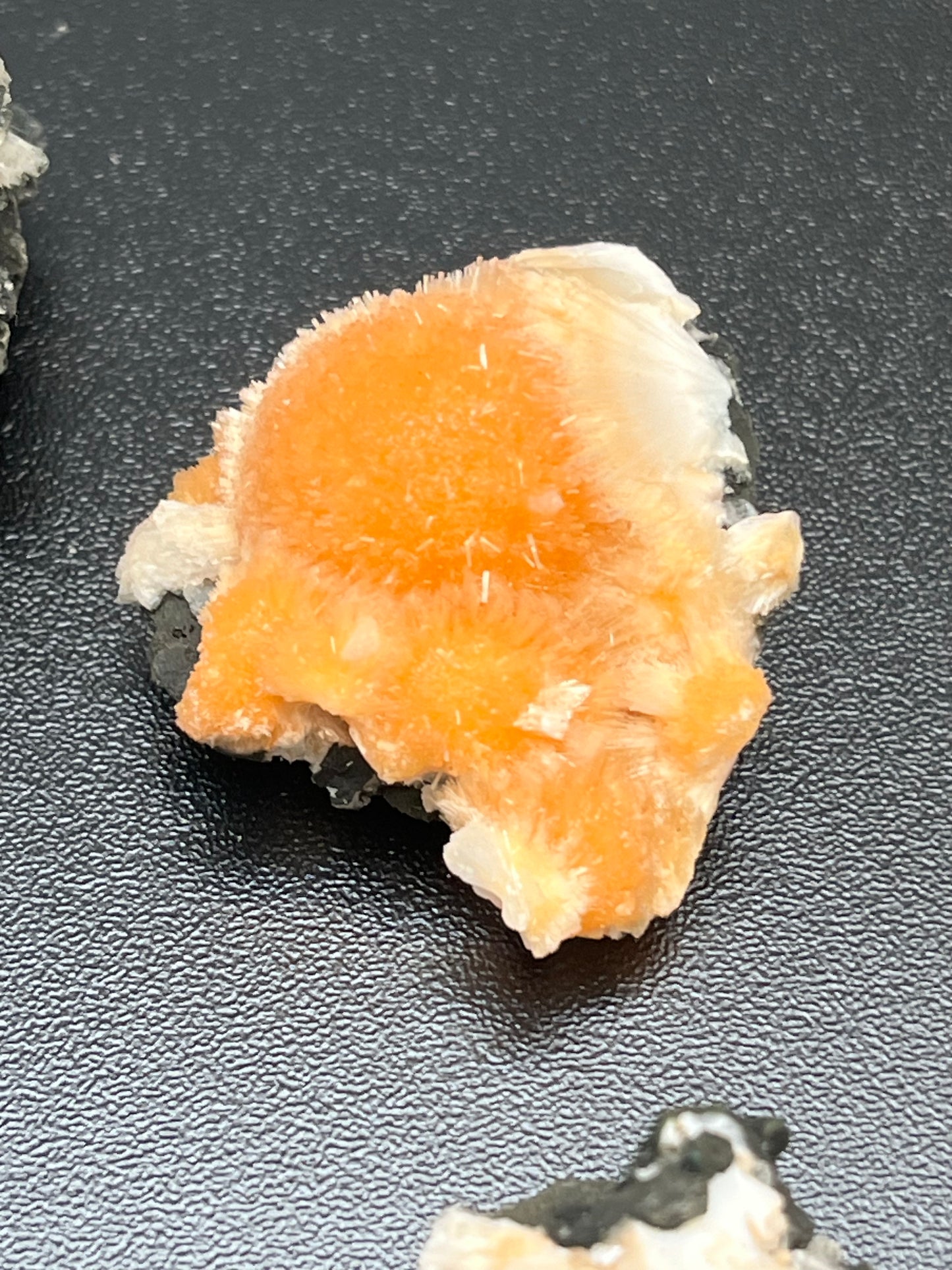 Thomsonit aus Pakistan kleine bis mittelere Stufe (multi Kugeln) - 1-Stück - leutende orange Farbe - crystal paradise