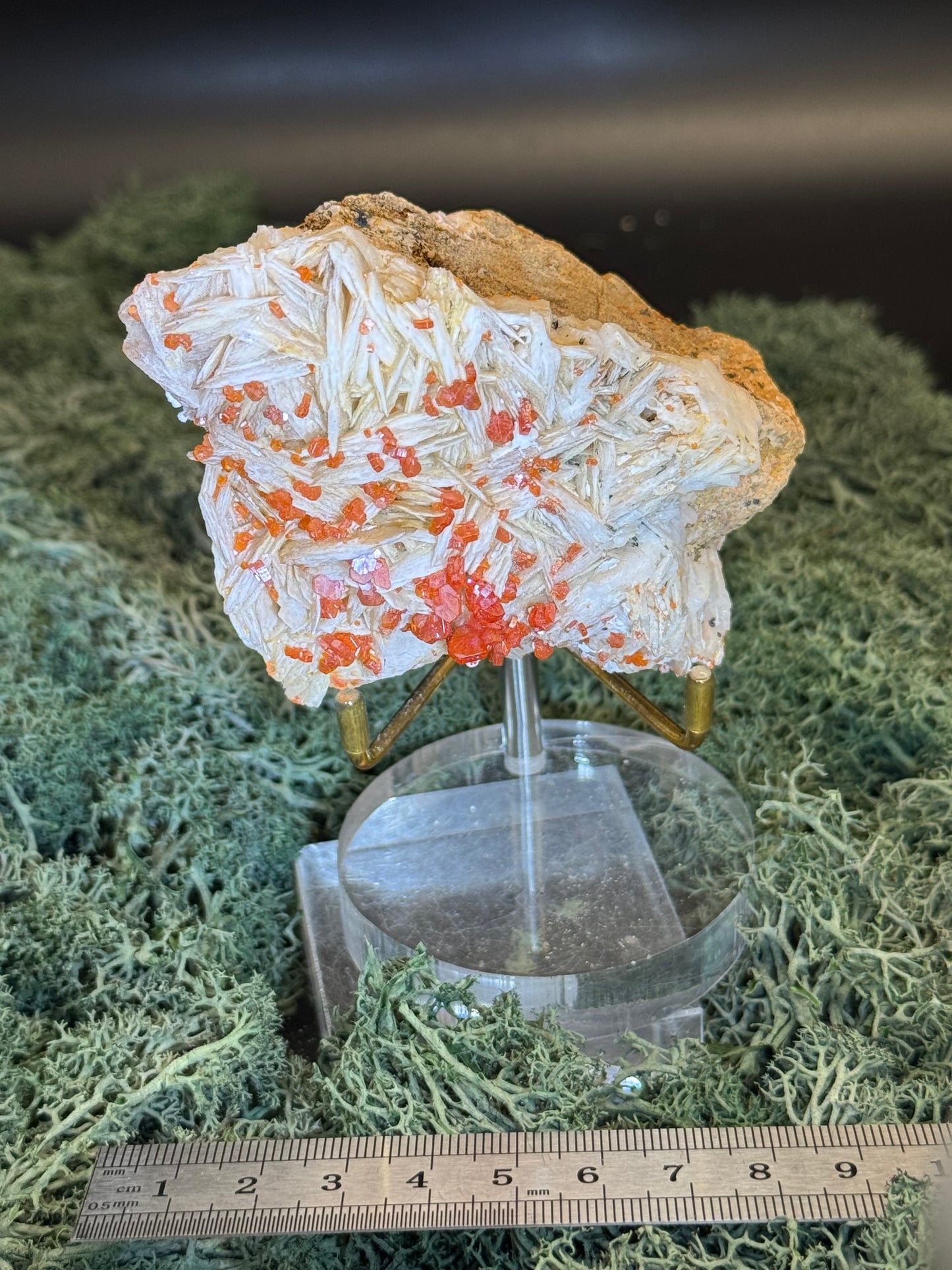 weisser Baryt mit Vanadinit aus Mibladen, Marokko (349g) - Stufe - sehr schönes leuchtendes rot - crystal paradise