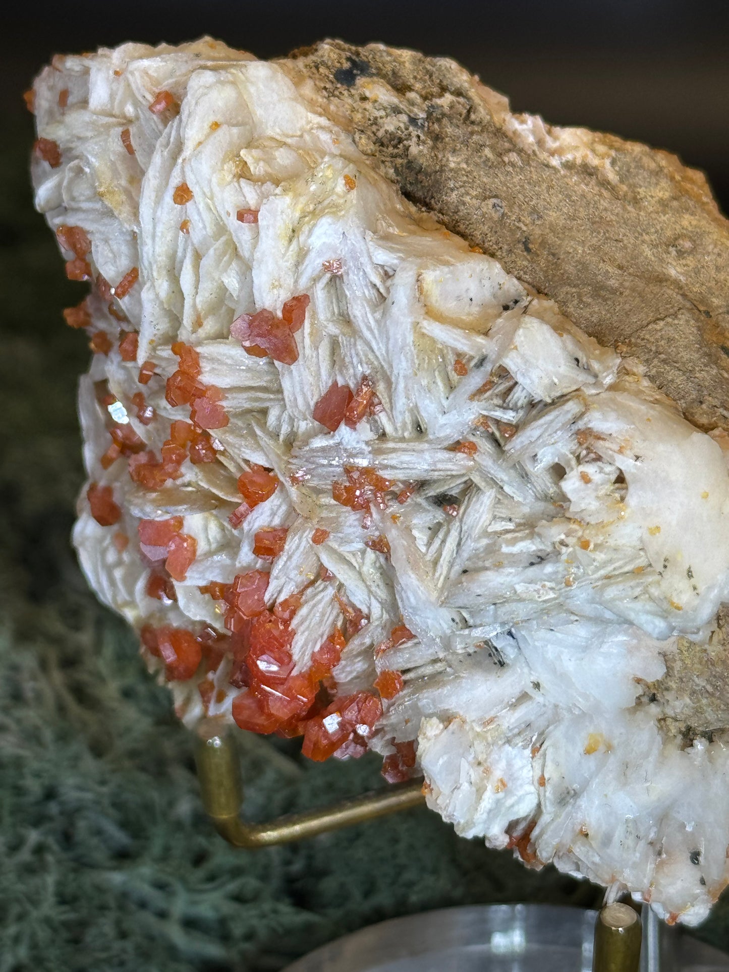 weisser Baryt mit Vanadinit aus Mibladen, Marokko (349g) - Stufe - sehr schönes leuchtendes rot - crystal paradise