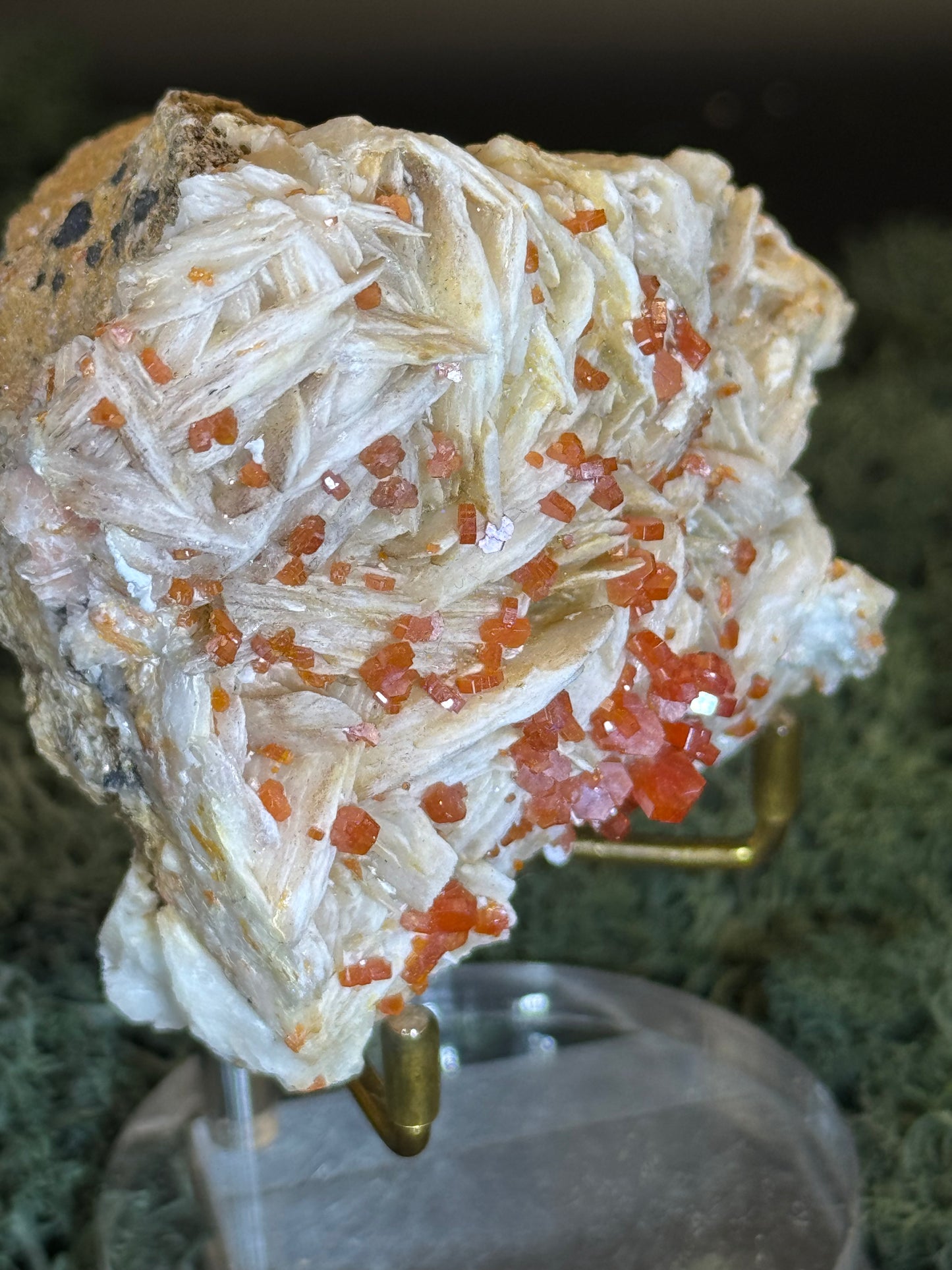 weisser Baryt mit Vanadinit aus Mibladen, Marokko (349g) - Stufe - sehr schönes leuchtendes rot - crystal paradise