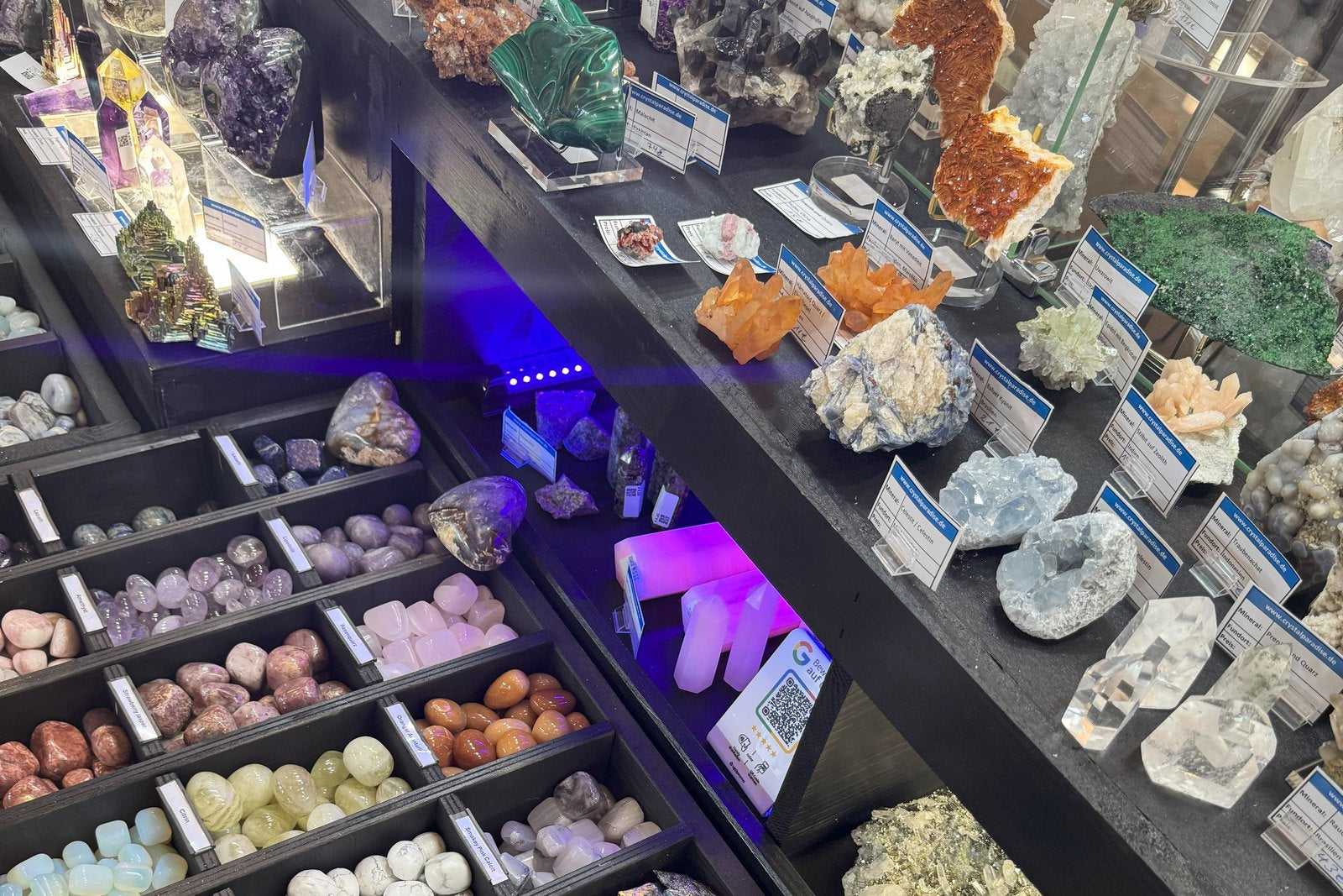 Messestand von crystal paradise Verkauf von Mineralien, Heilsteinen, Sammlerstücken und Dekoartikel sowie Geschenkartikel hier mit Trommelware