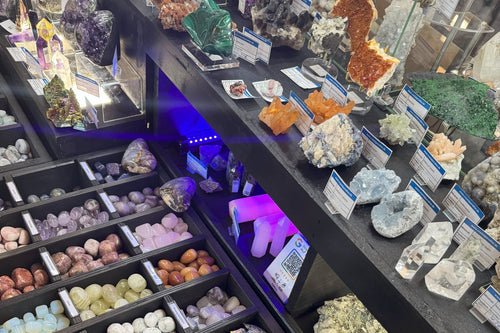 Messestand von crystal paradise Verkauf von Mineralien, Heilsteinen, Sammlerstücken und Dekoartikel sowie Geschenkartikel hier mit Trommelware