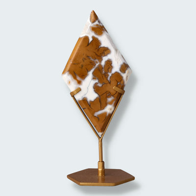 Raute auf goldenem Ständer aus Maligano Jaspis