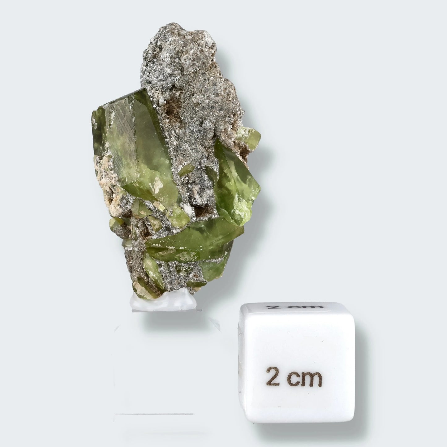 Sphen aus Pakistan auf Sockel (ca. 30g)